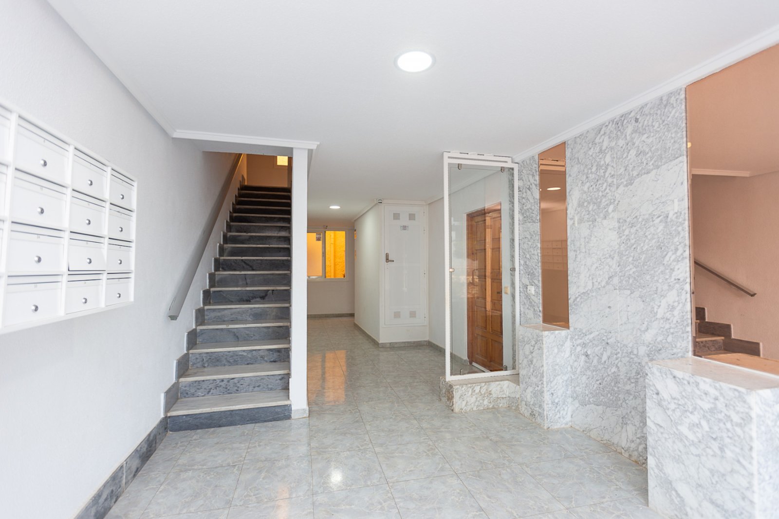  Wir freuen uns, diese komplett renovierte 1-Schlafzimmer-Wohnung präsentieren zu dürfen, die modernes Wohnen mit einer offenen Raumaufteilung bietet 