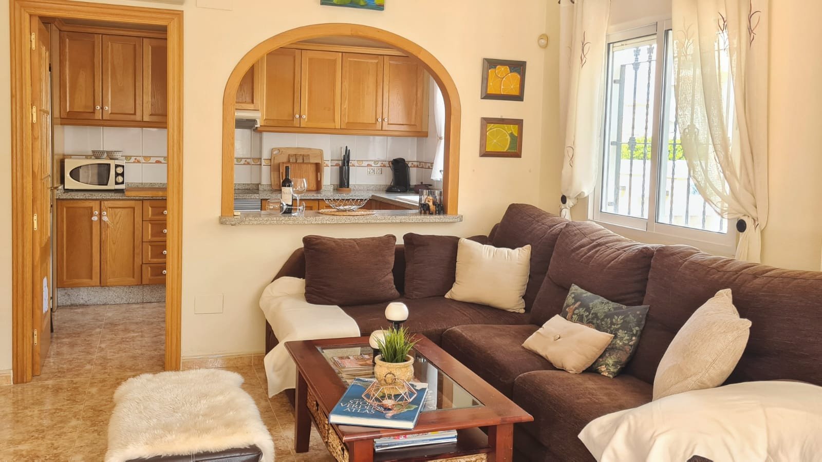  In der beliebten Wohnanlage Vista Azul in Villamartin, Orihuela Costa, bietet diese gepflegte Eck-Maisonette-Wohnung ein perfektes Gleichgewicht zwis