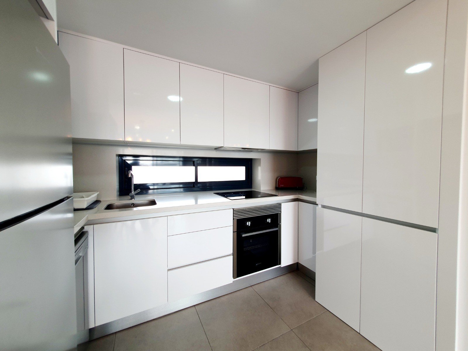   Discover this superb modern flat situated on the 2nd floor (with lift access) within the prestigious, secure Valentino Golf residence. Ideally facin