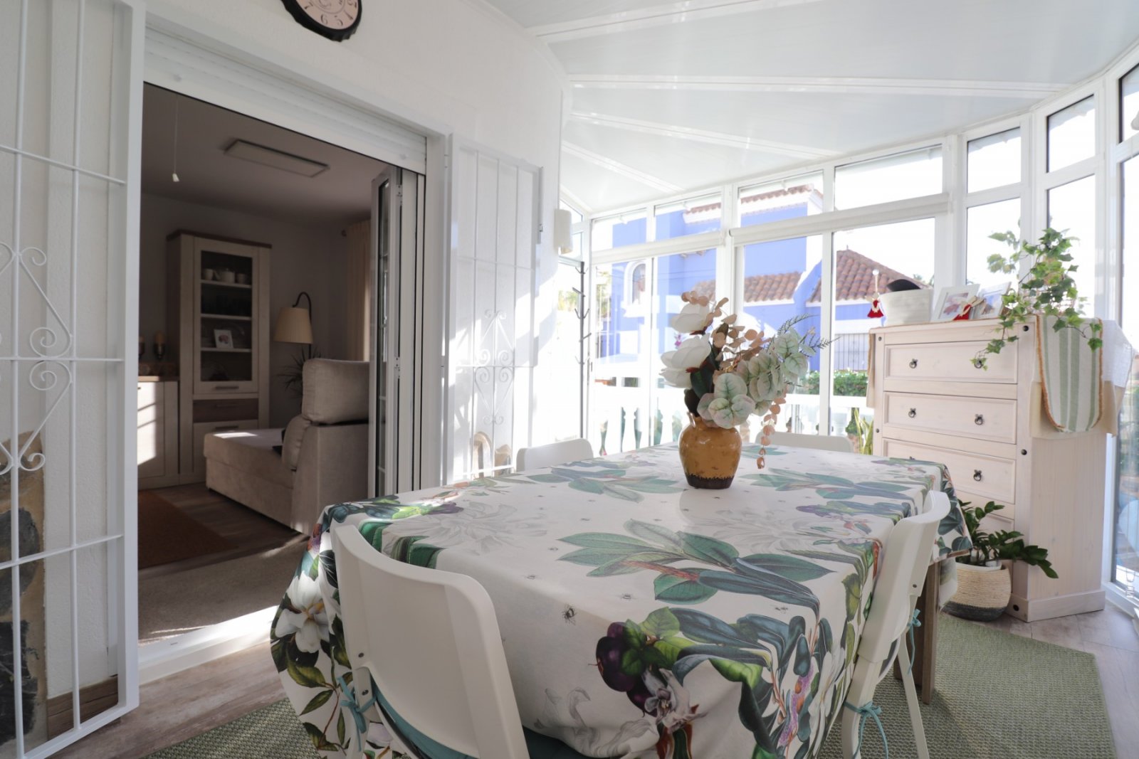   This South East Facing, Four Bedroom, Detached Villa in Las Filipinas, is located overlooking a green area of trees and bushes, in a highly desirabl