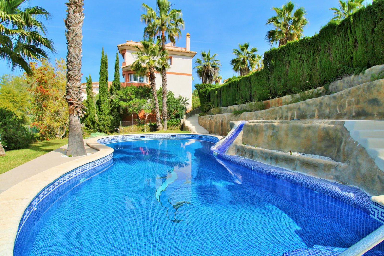 Dieses Reihenhaus mit 3 Schlafzimmern befindet sich in der Wohnanlage Sun Golf Villas in Villamartin und liegt in hervorragender Lage direkt neben de