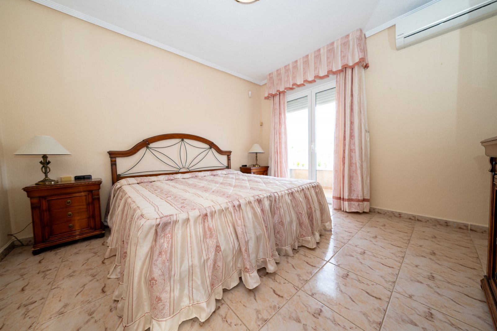  Esta cuidada villa semiadosada se encuentra en las afueras de Torrevieja, en la consolidada zona residencial de El Chaparral, cerca de las conocidas 