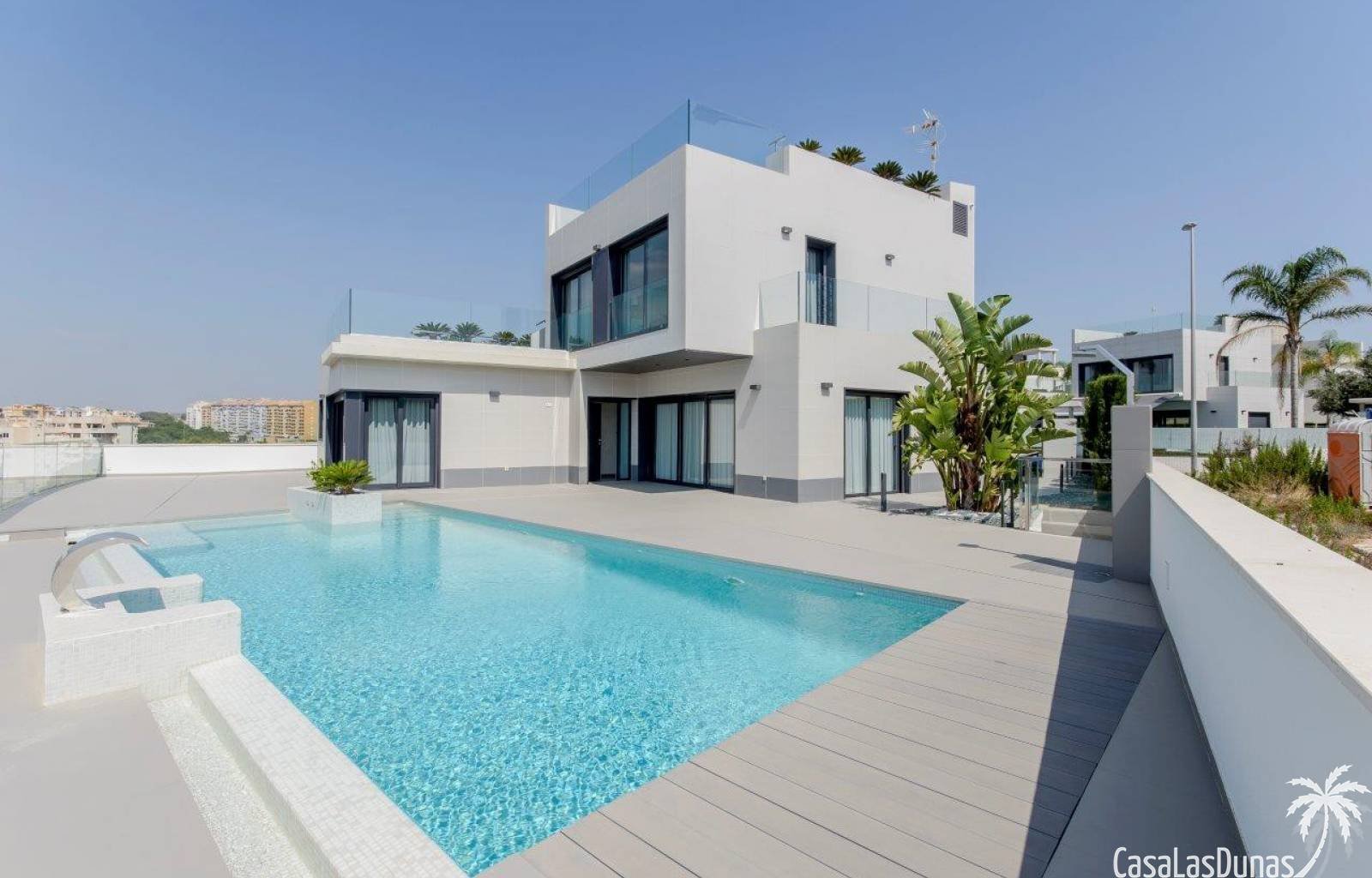 Orihuela Costa:  Eine Traumvilla in Traumlage! So viel Platz drinnen und draußen wird Sie überraschen. In diesem exklusiven Wohnprojekt mit großen, strandnahen Grunds 