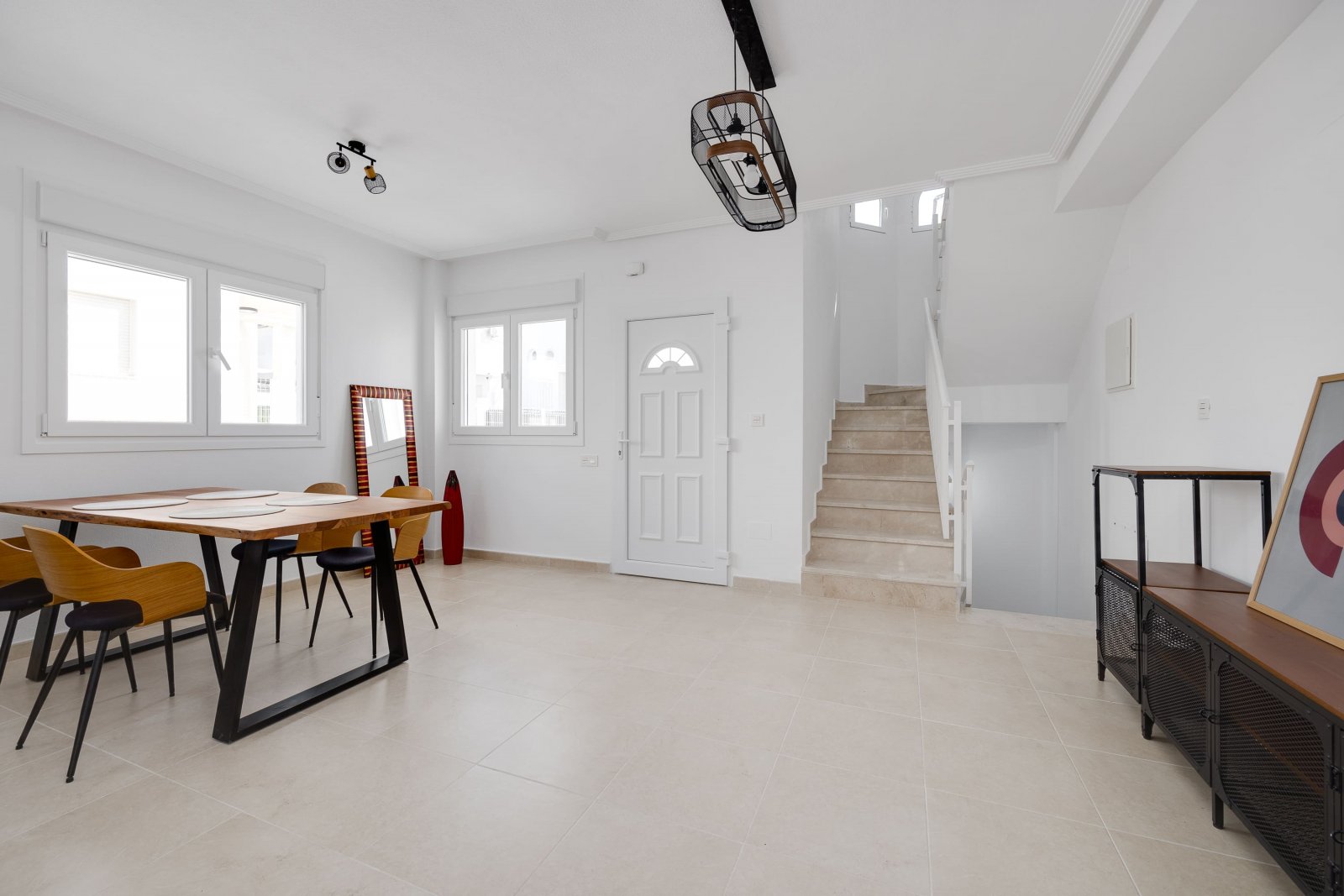  In der charmanten Stadt San Fulgencio gelegen, besteht dieses exklusive Immobilienangebot aus drei unabhängigen Wohnhäusern. Diese Immobilien zeichne