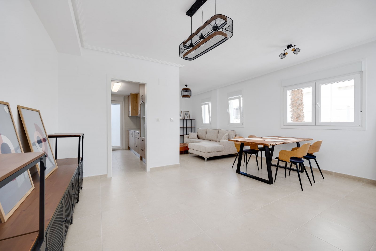  In der charmanten Stadt San Fulgencio gelegen, besteht dieses exklusive Immobilienangebot aus drei unabhängigen Wohnhäusern. Diese Immobilien zeichne