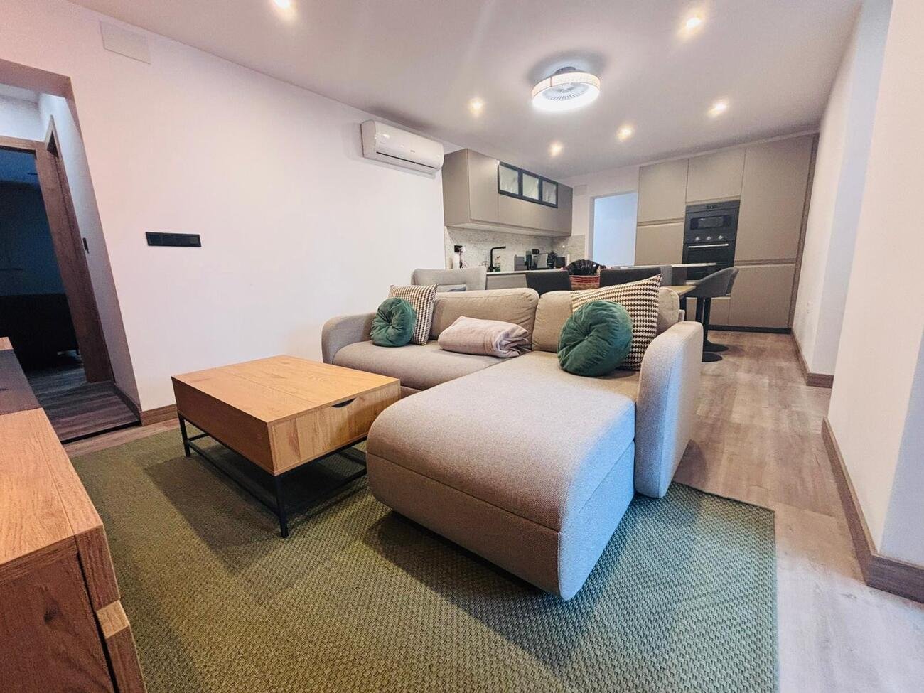   Located in the heart of the vibrant town of San Miguel de Salinas in the beautiful Alicante Province, this fully renovated four-bedroom townhouse of