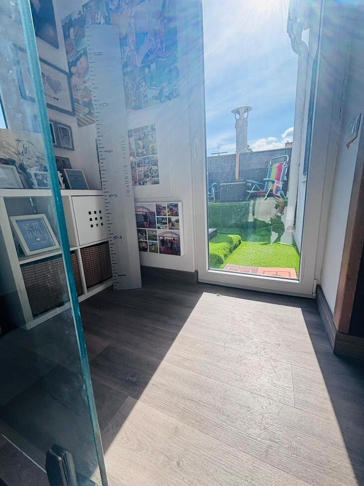   Located in the heart of the vibrant town of San Miguel de Salinas in the beautiful Alicante Province, this fully renovated four-bedroom townhouse of