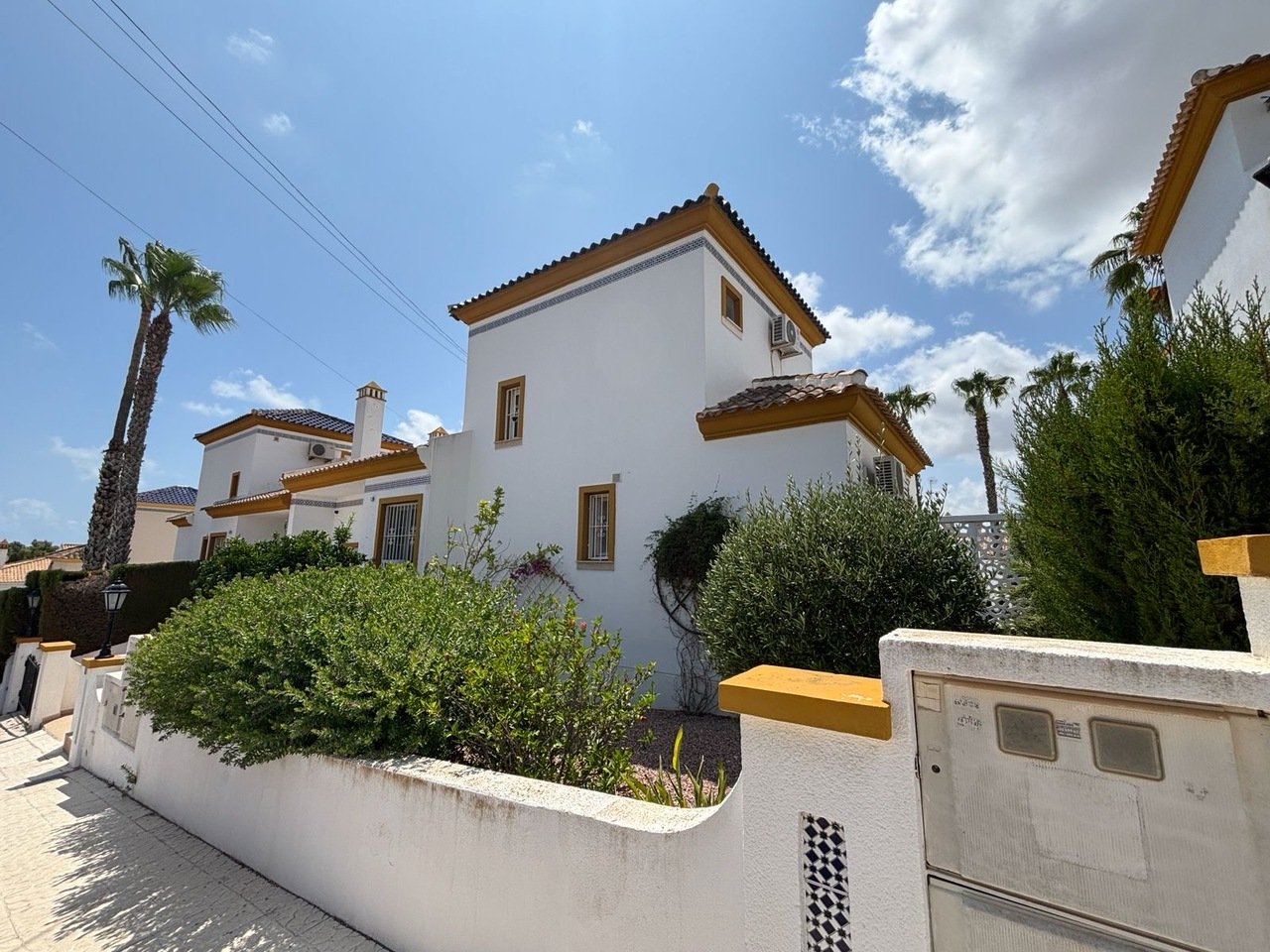   Luxury Detached Villa located in Villamartin.Discover the perfect blend of luxury and comfort in this stunning detached villa located in a well-esta