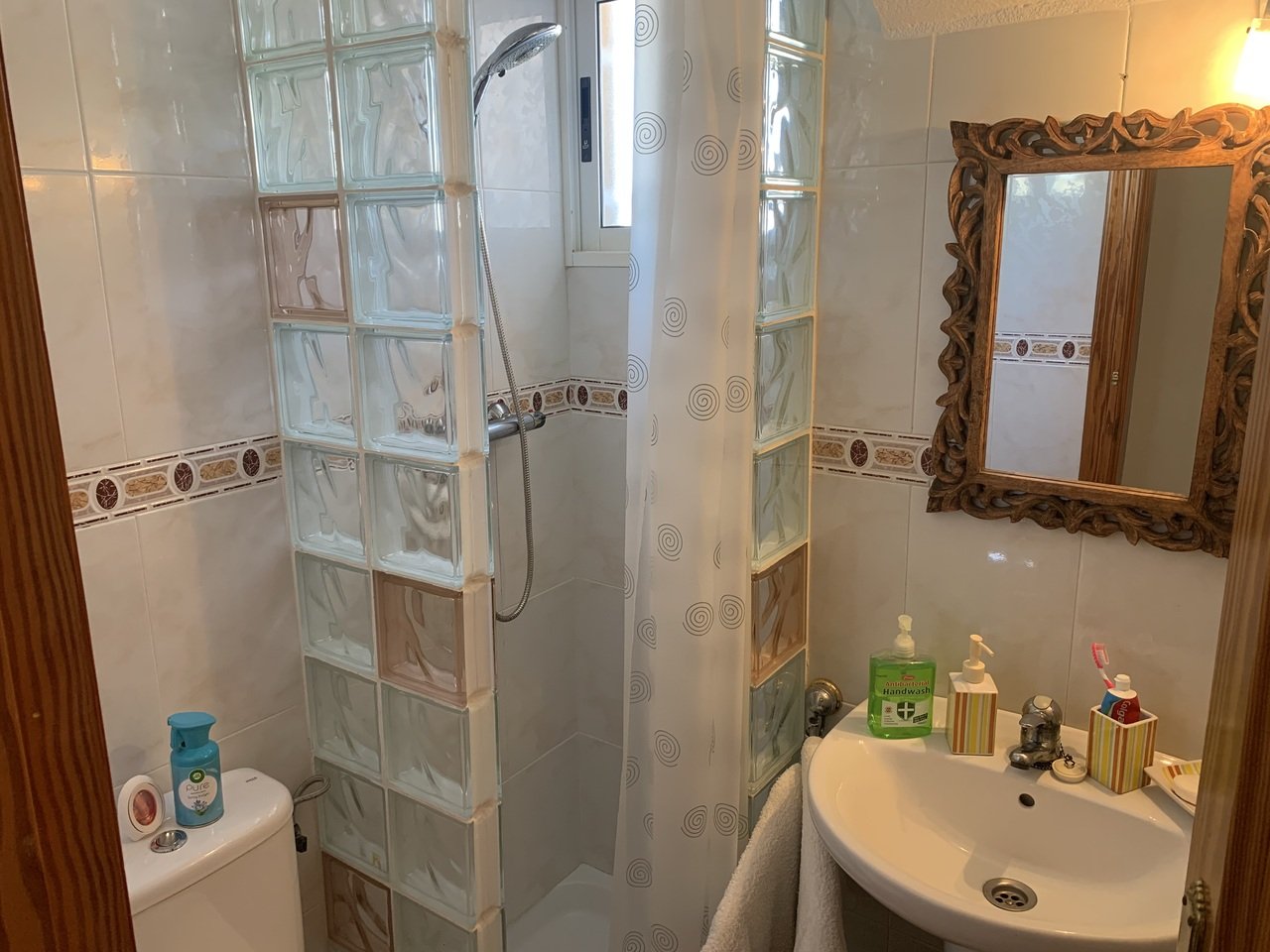 Fantastic opportunity with this 3 Bed, 2 Bath Detached Villa in Villamartin.Discover the charm of this spacious and versatile 3-bedroom, 2-bathroom