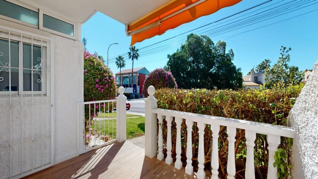   Prime Located Ground-Floor Bungalow in VillamartínTop draw renovated bungalow located in the heart of Villamartín, Orihuela Costa. Just fully refurb
