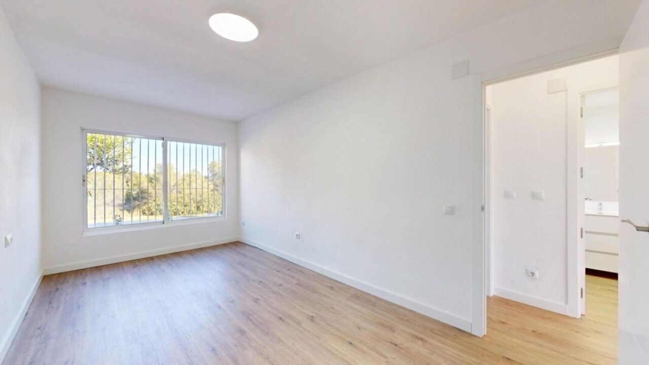   Prime Located Ground-Floor Bungalow in VillamartínTop draw renovated bungalow located in the heart of Villamartín, Orihuela Costa. Just fully refurb