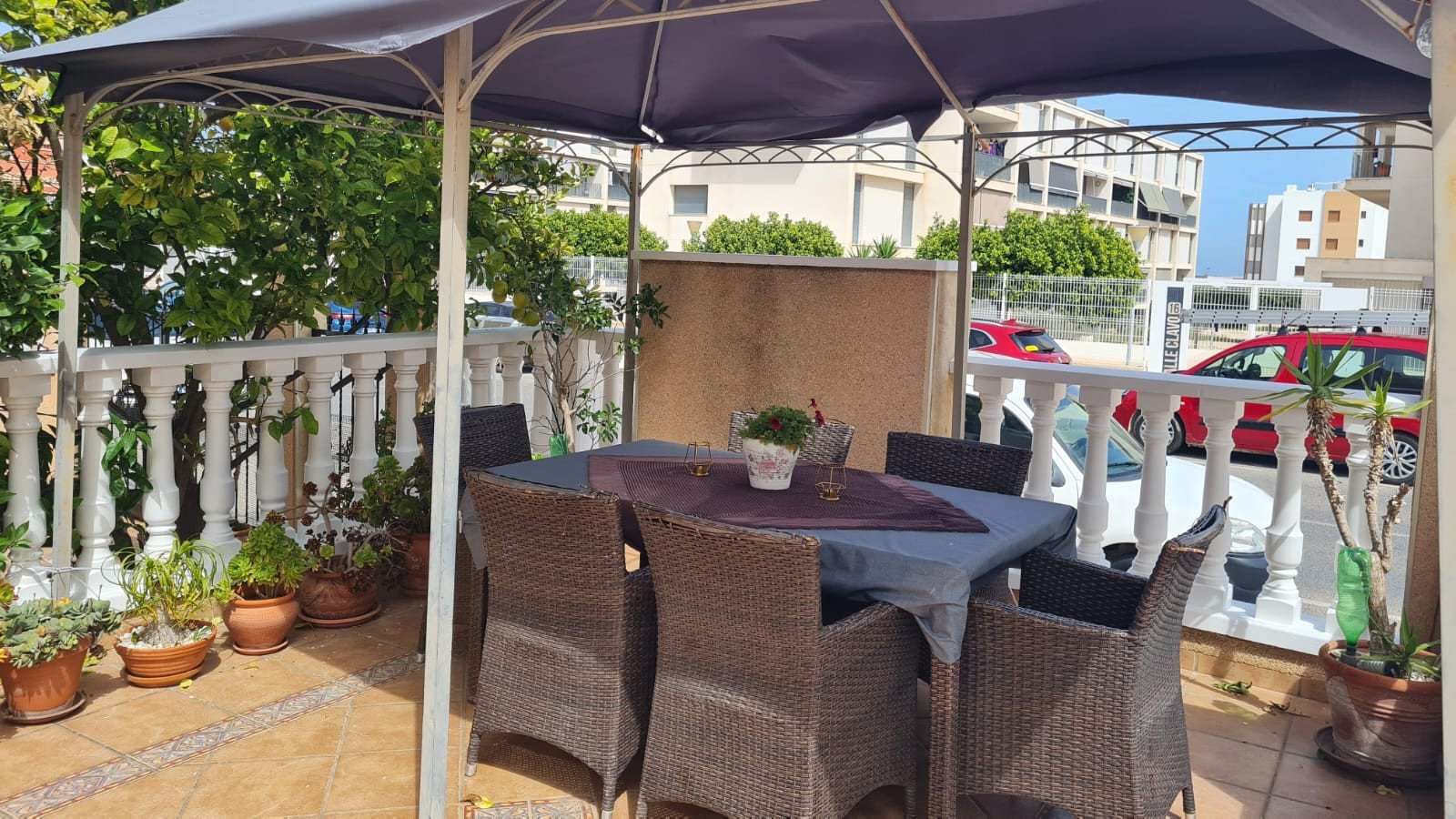  In der beliebten Wohnanlage Vista Azul in Villamartin, Orihuela Costa, bietet diese gepflegte Eck-Maisonette-Wohnung ein perfektes Gleichgewicht zwis