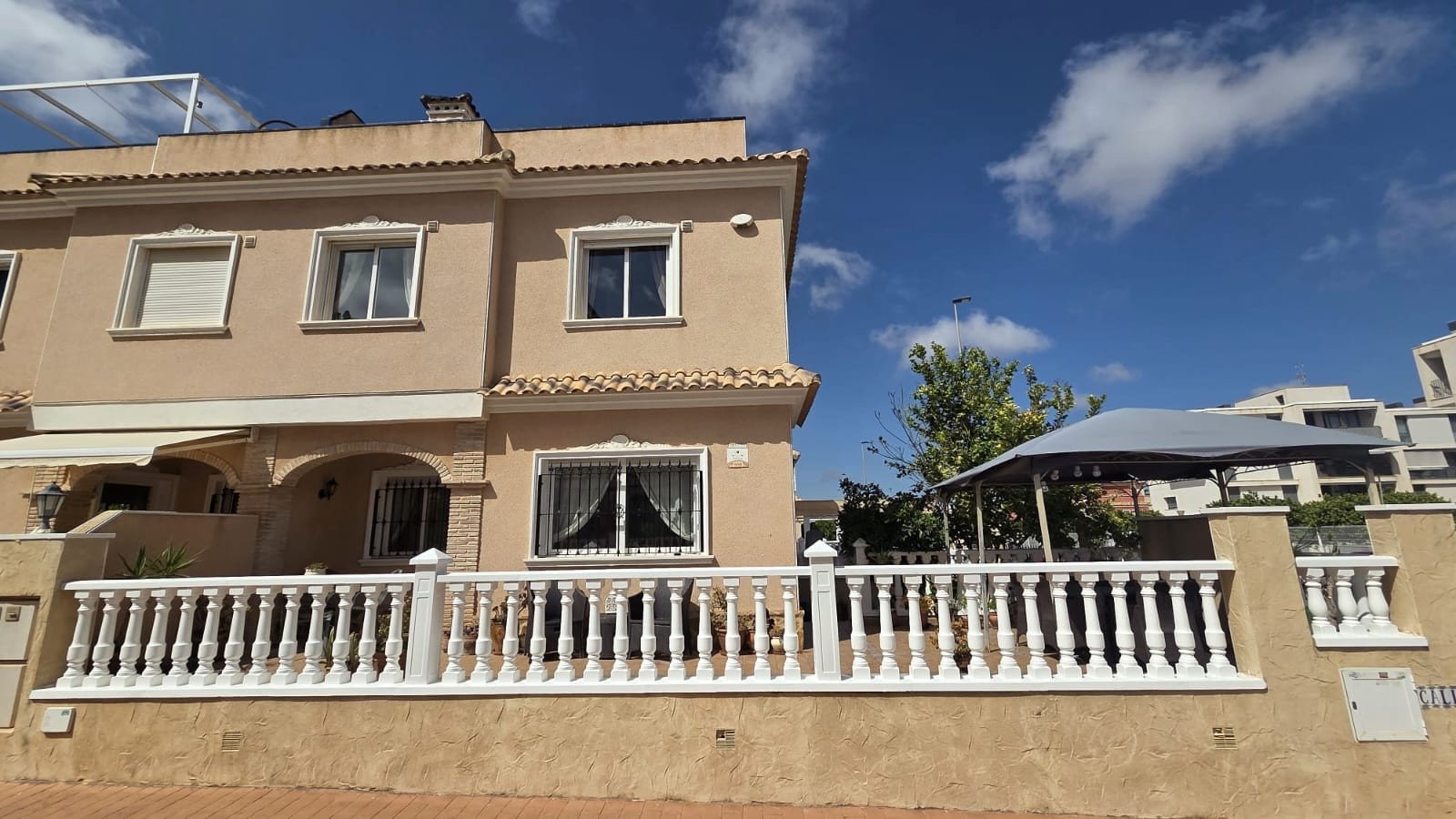  In der beliebten Wohnanlage Vista Azul in Villamartin, Orihuela Costa, bietet diese gepflegte Eck-Maisonette-Wohnung ein perfektes Gleichgewicht zwis