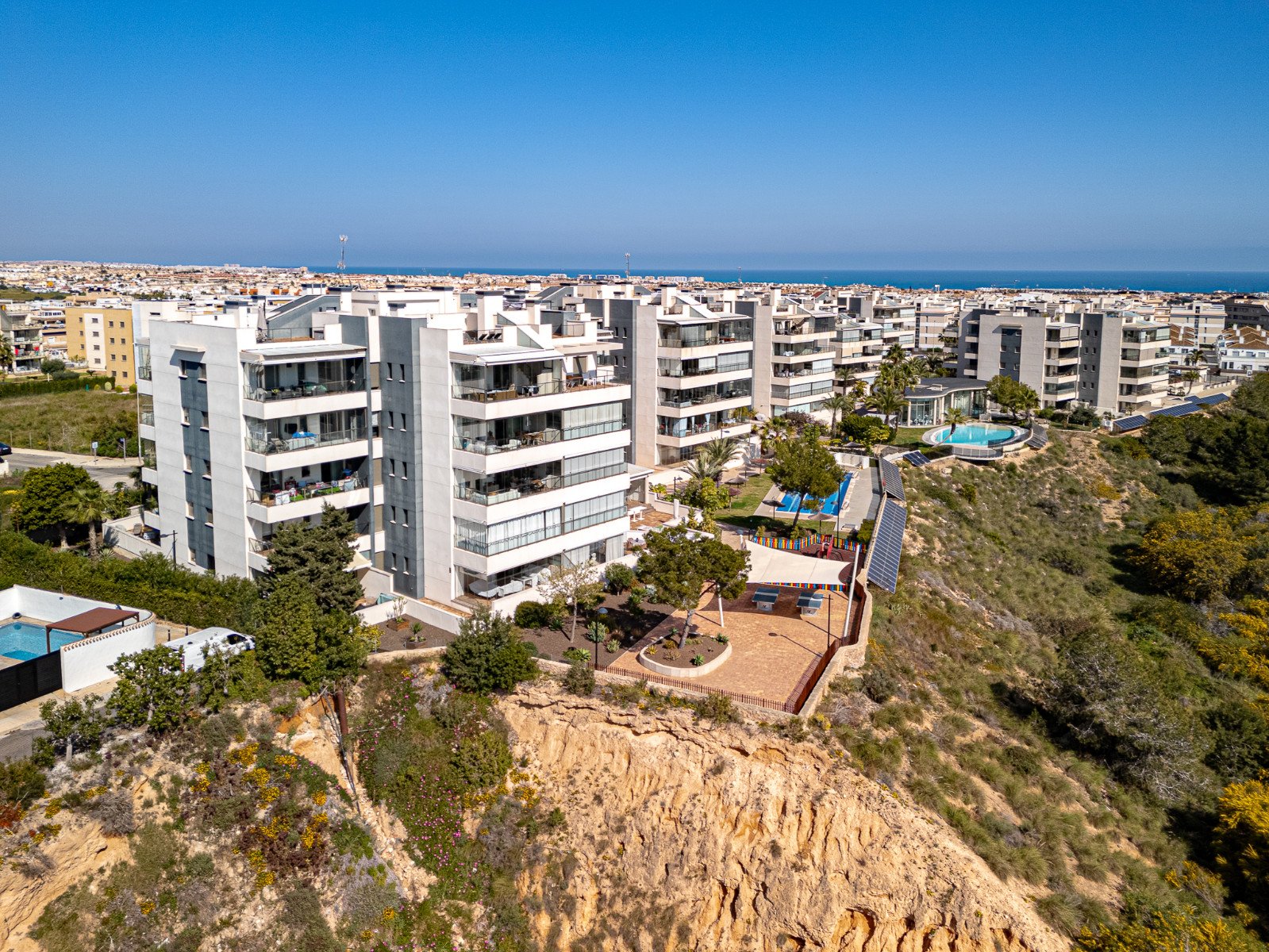  Entdecken Sie diese spektakuläre Wohnung in der exklusiven Wohnanlage Green Hills in Los Dolses, erbaut im Jahr 2022 mit hochwertigen Materialien und