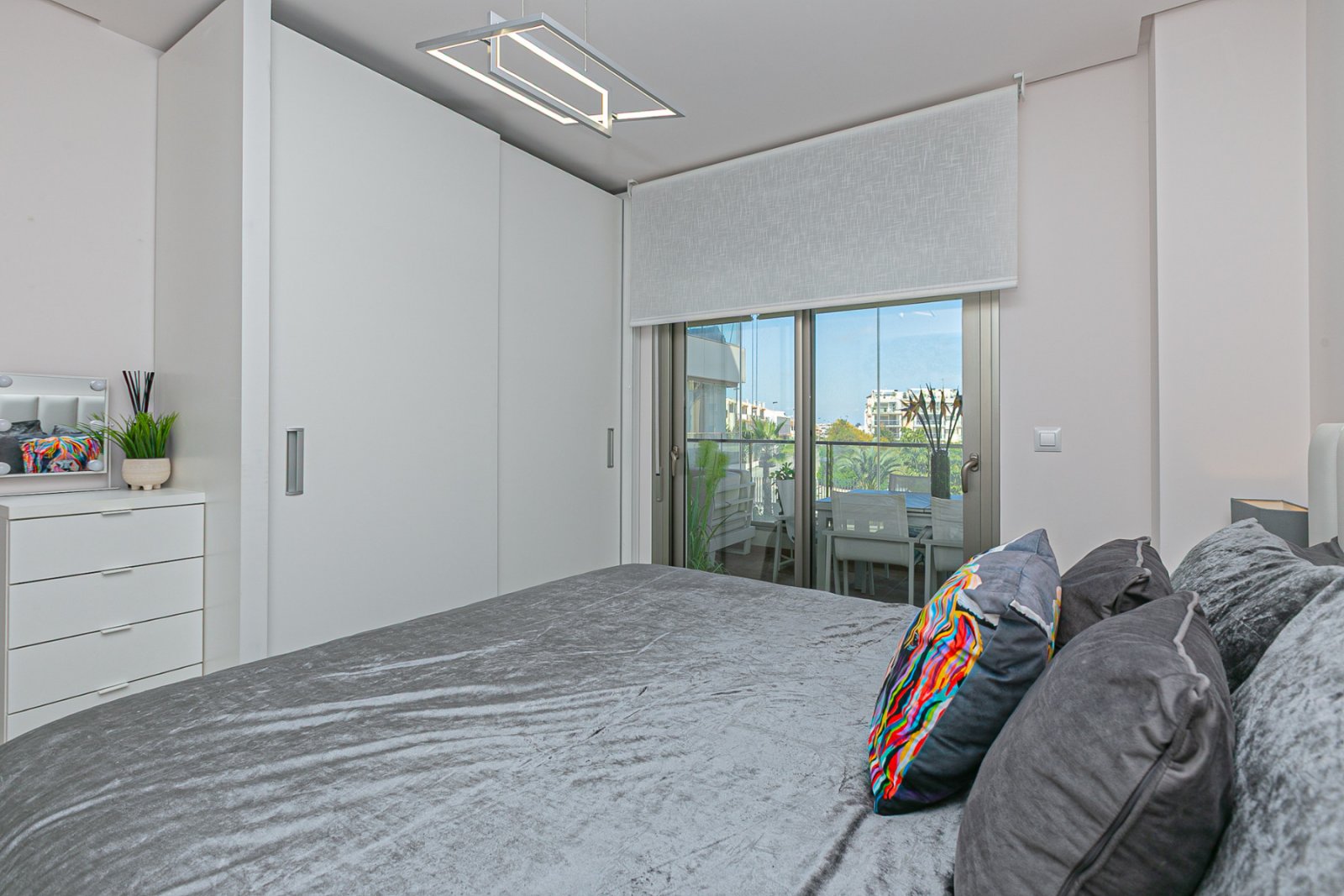  Entdecken Sie diese spektakuläre Wohnung in der exklusiven Wohnanlage Green Hills in Los Dolses, erbaut im Jahr 2022 mit hochwertigen Materialien und