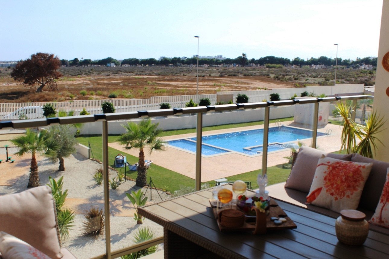  Erleben Sie modernes mediterranes Wohnen in diesem atemberaubenden Luxusapartment mit 2 Schlafzimmern in idealer Lage im Herzen von Villamartín, nur 
