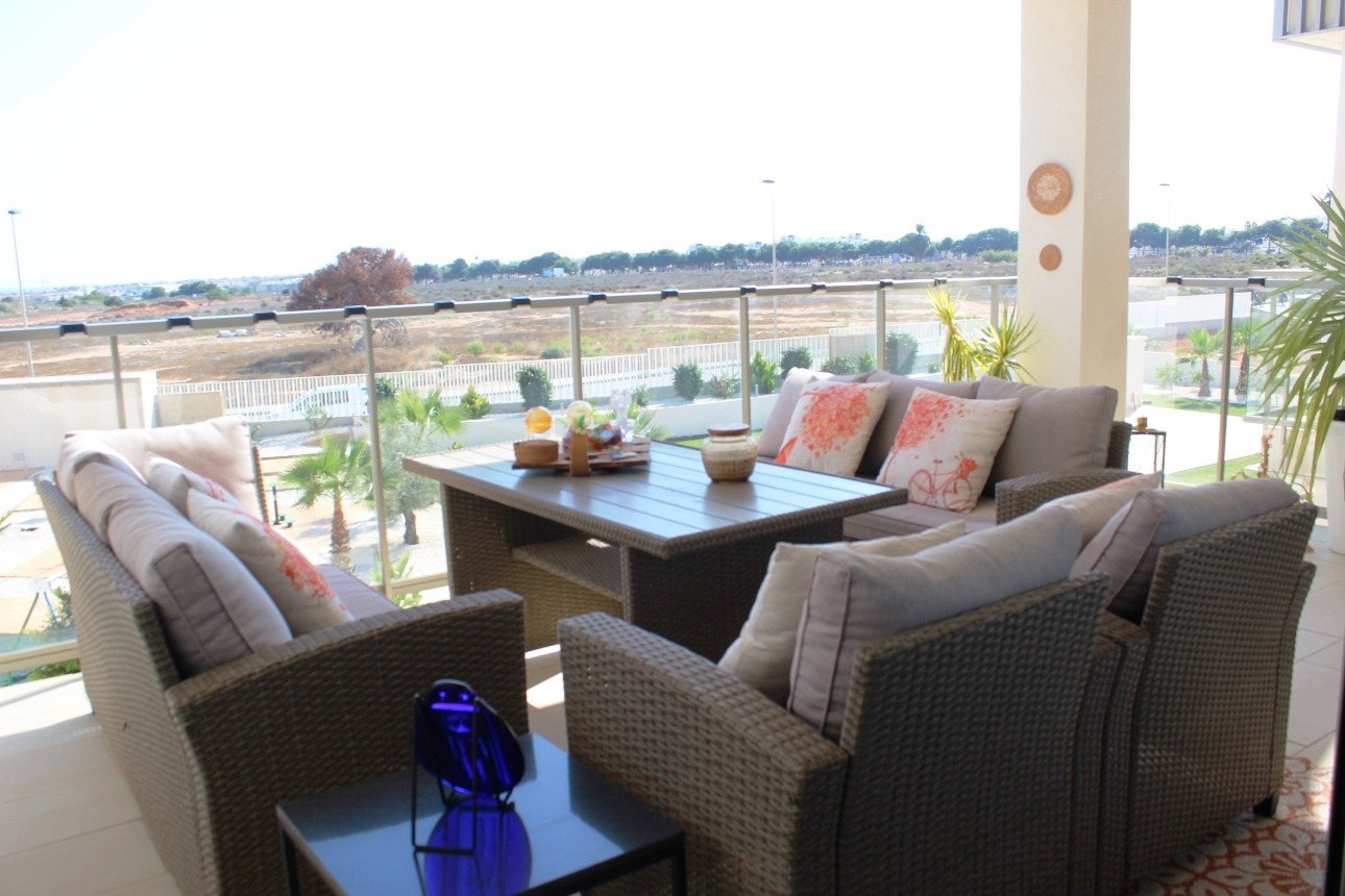  Erleben Sie modernes mediterranes Wohnen in diesem atemberaubenden Luxusapartment mit 2 Schlafzimmern in idealer Lage im Herzen von Villamartín, nur 