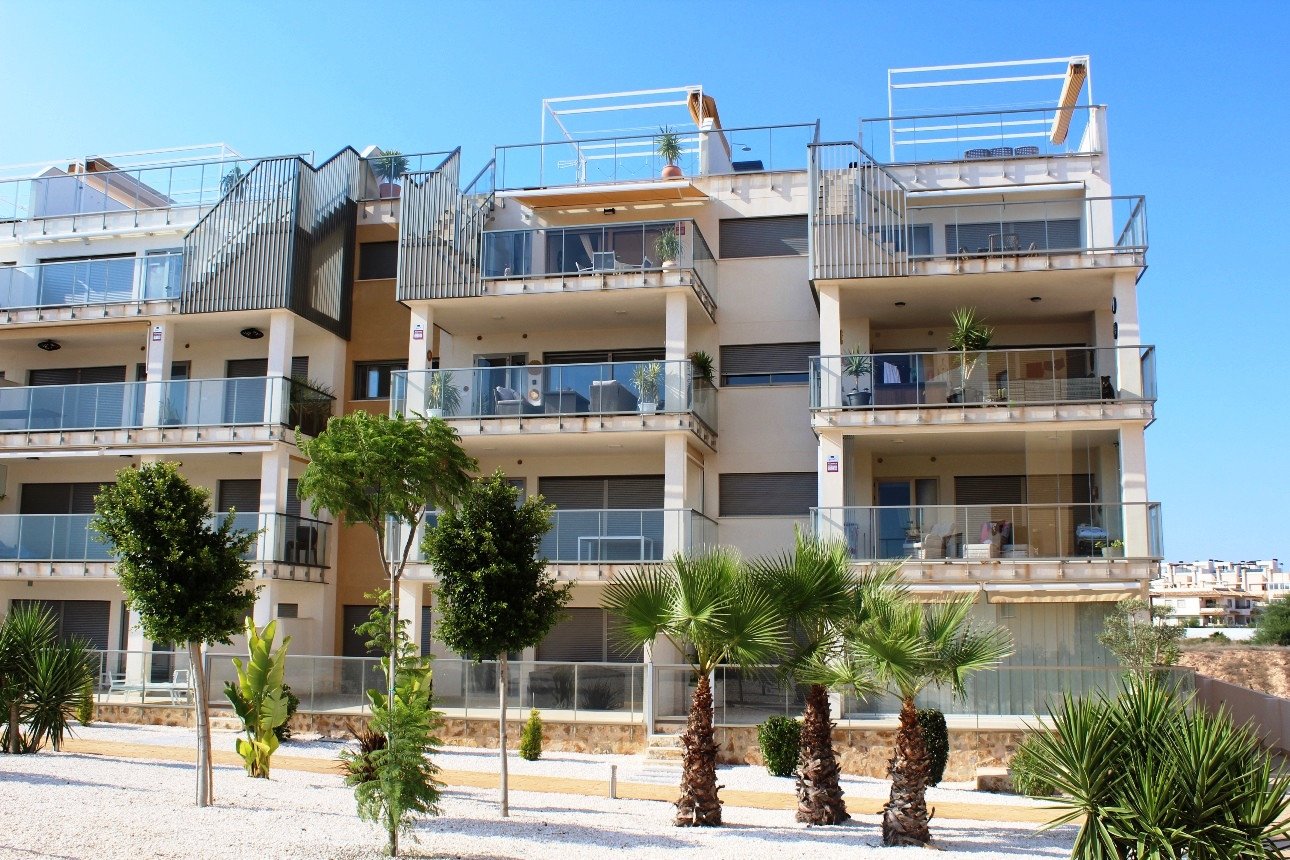  Erleben Sie modernes mediterranes Wohnen in diesem atemberaubenden Luxusapartment mit 2 Schlafzimmern in idealer Lage im Herzen von Villamartín, nur 