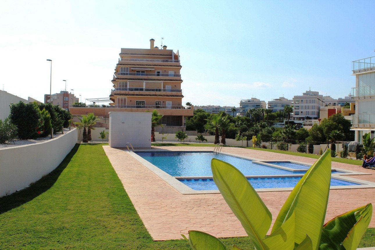  Erleben Sie modernes mediterranes Wohnen in diesem atemberaubenden Luxusapartment mit 2 Schlafzimmern in idealer Lage im Herzen von Villamartín, nur 