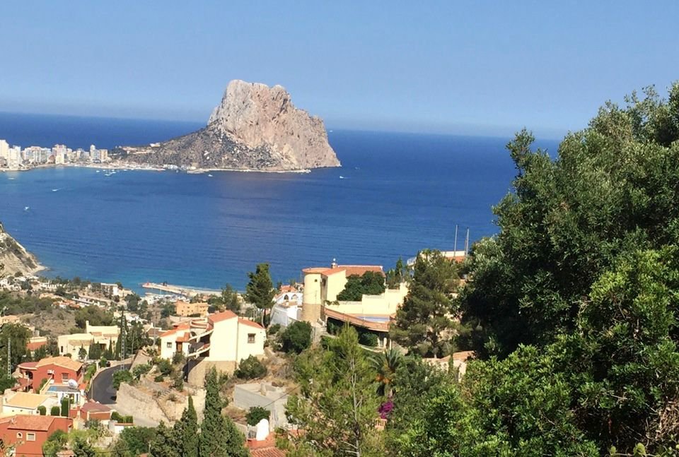  In der schönen Stadt Calpe gelegen, bietet diese Villa ein außergewöhnliches Wohnerlebnis mit Meerblick. Die Immobilie befindet sich nur 1 km vom Mee
