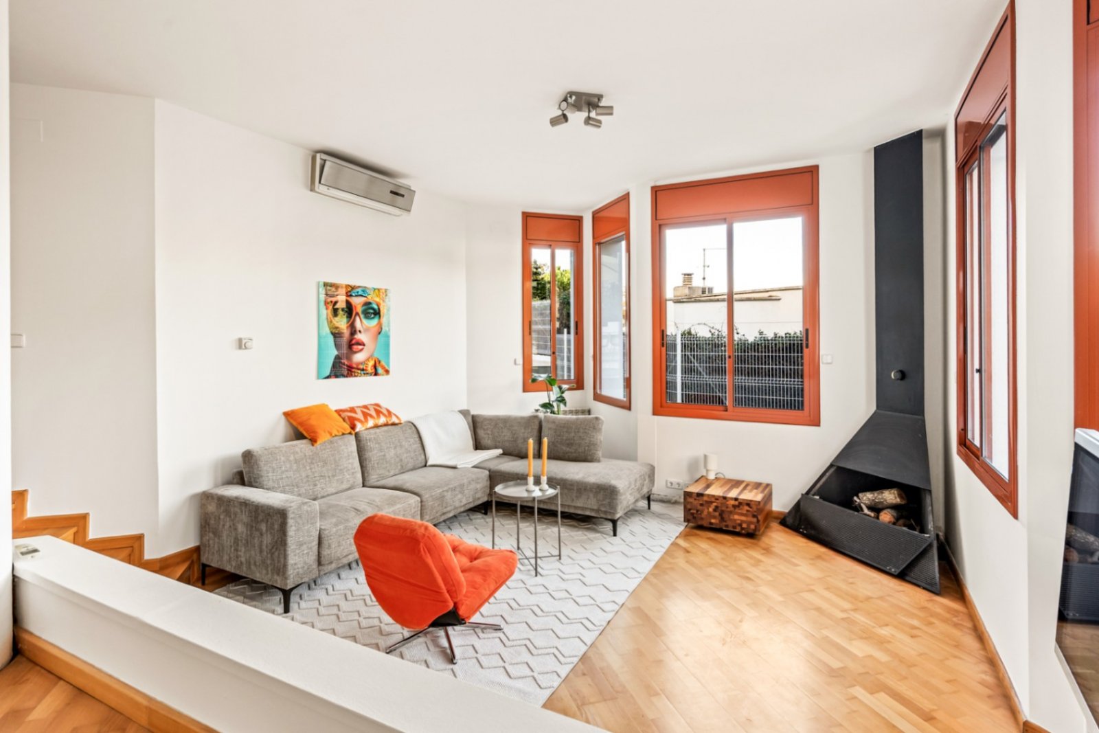 Villa Heidi ist eine charmante und moderne Residenz, die sich in Vallvidrera, einem der grünsten und ruhigsten Viertel Barcelonas, befindet. Vallvidre