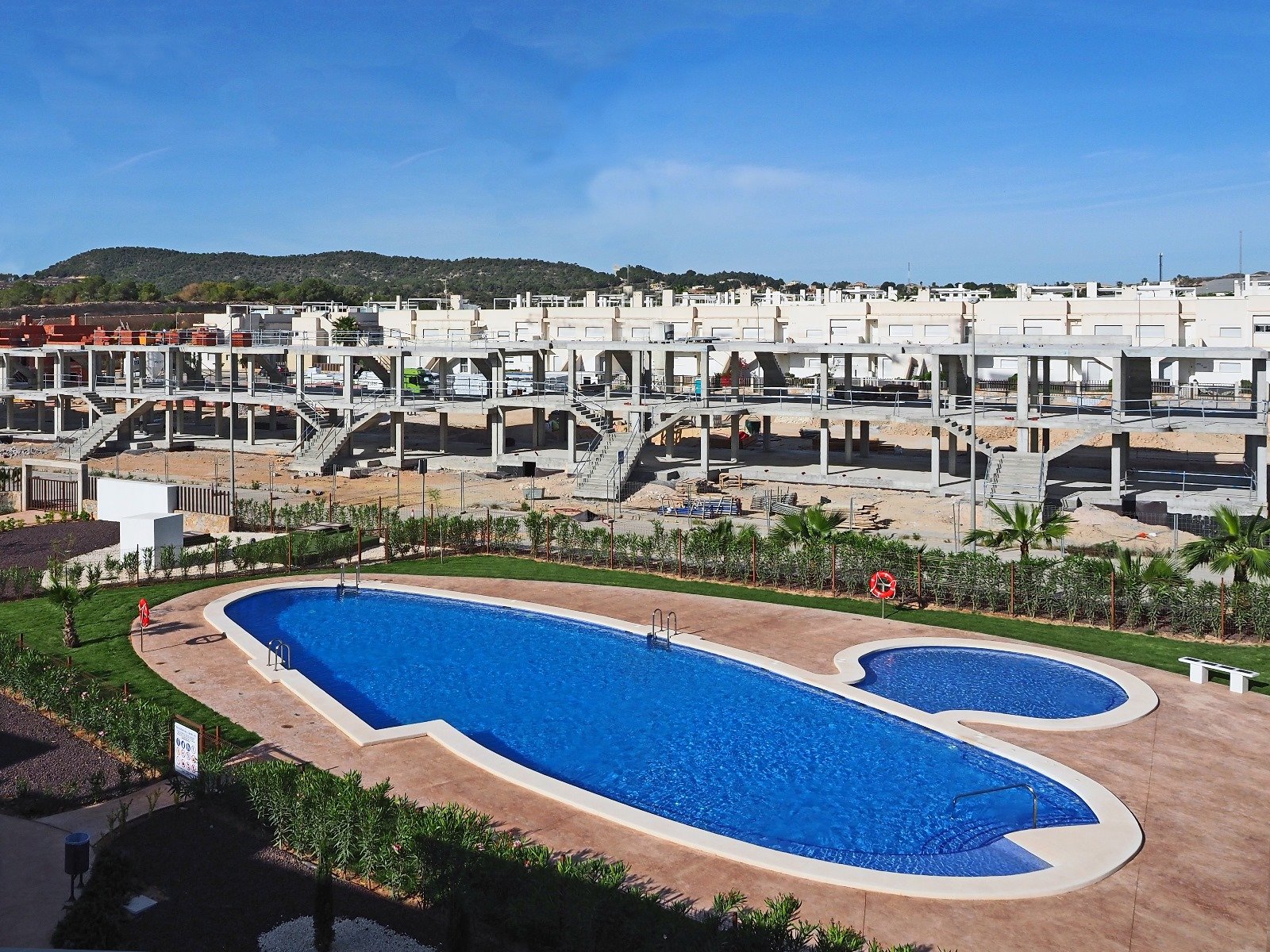 In der charmanten Stadt Orihuela gelegen, bietet diese Wohnanlage eine Vielzahl von Wohnmöglichkeiten, die unterschiedlichen Bedürfnissen und Lebenss