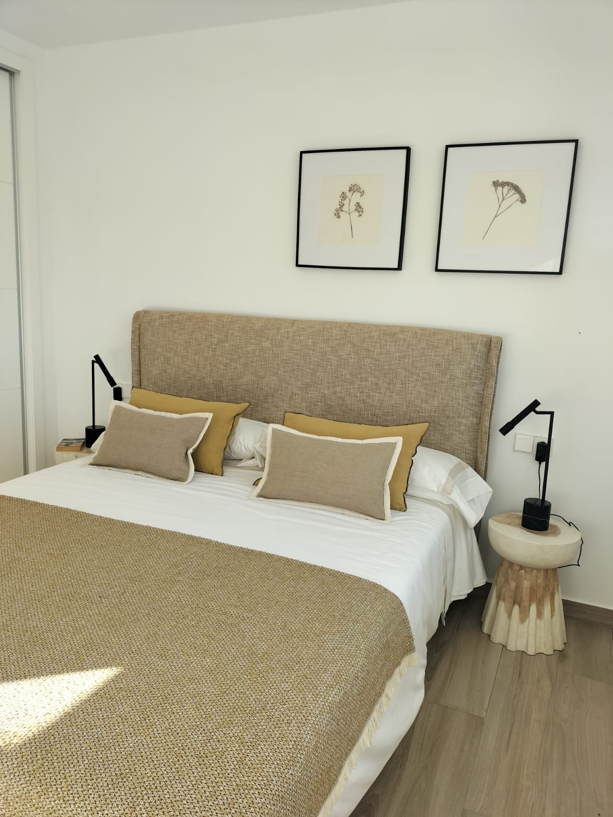  In der charmanten Stadt Orihuela gelegen, bietet diese Wohnanlage eine Vielzahl von Wohnmöglichkeiten, die unterschiedlichen Bedürfnissen und Lebenss