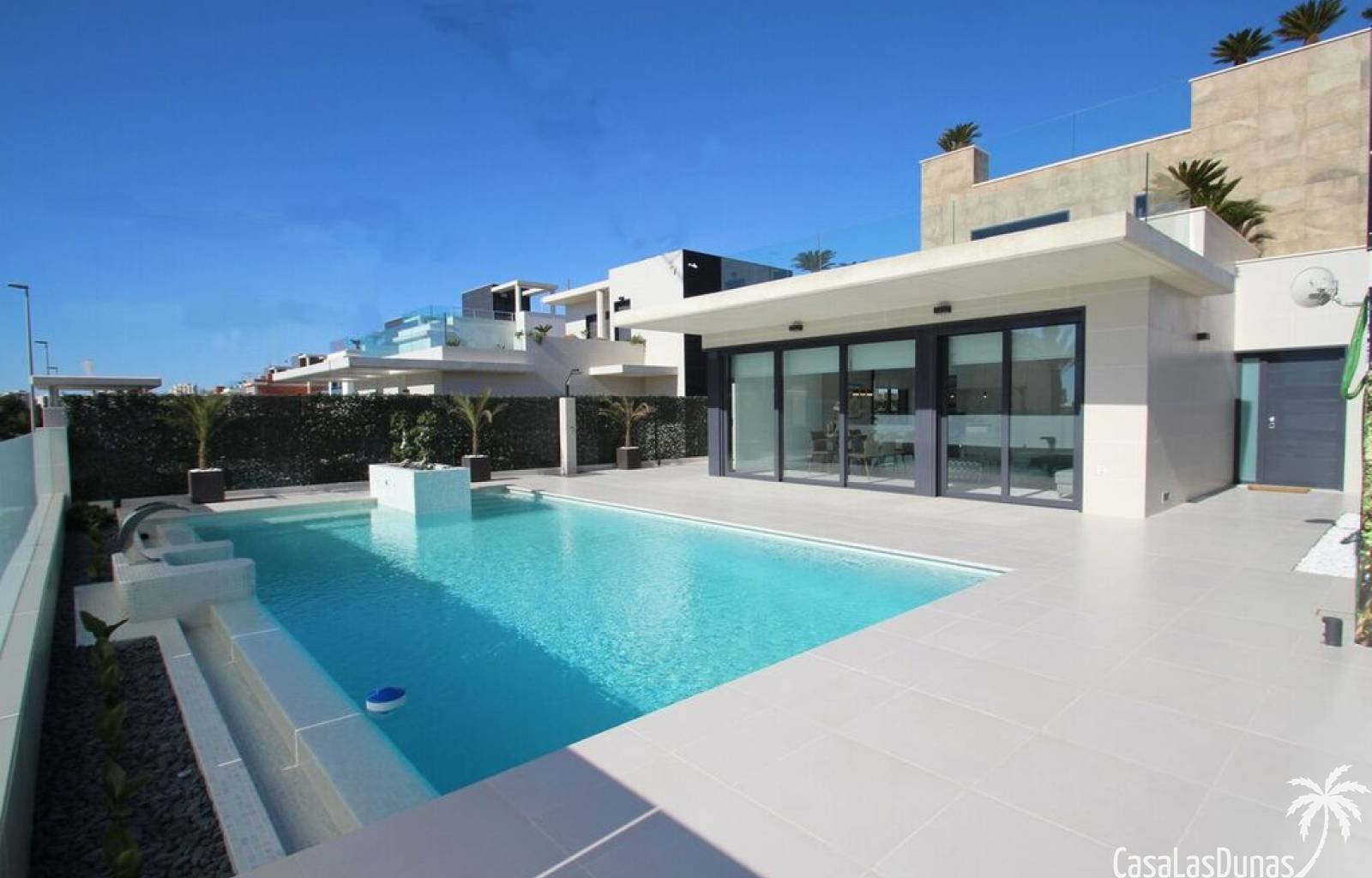  Schöne Villa in der Urbanisation Buehills in San Miguel de Salinas. In der Nähe des Golfplatzes Colinas de Campoamor. Diese Luxusvilla hat eine Gesam