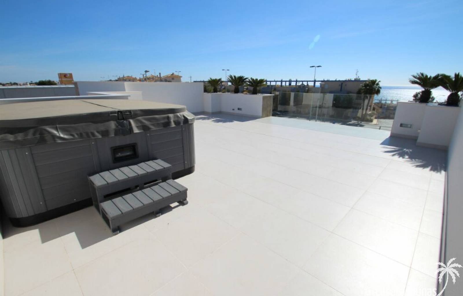  Schöne Villa in der Urbanisation Buehills in San Miguel de Salinas. In der Nähe des Golfplatzes Colinas de Campoamor. Diese Luxusvilla hat eine Gesam