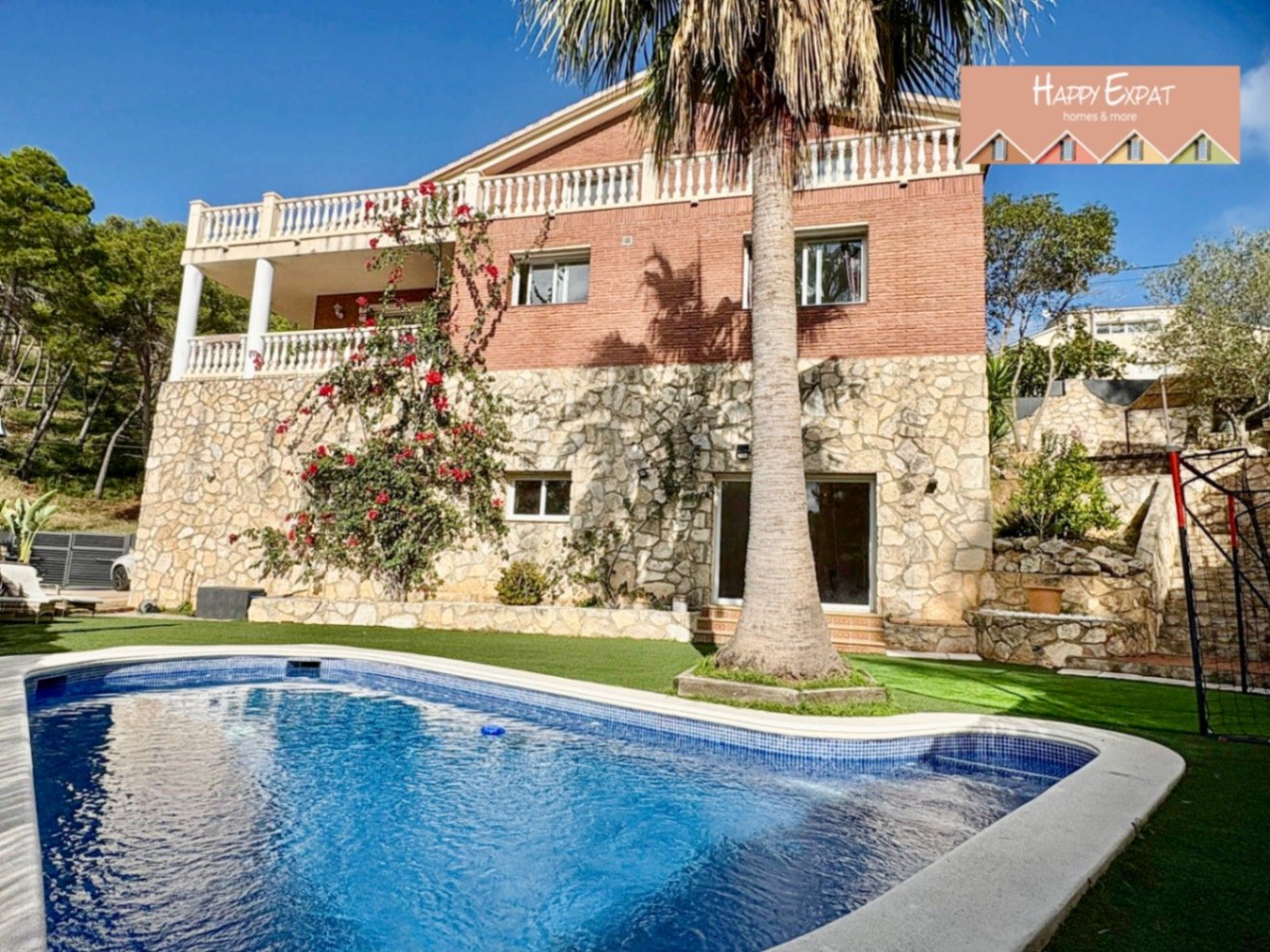 Dieses wunderschöne Haus in Olivella ist eine wahre Oase aus Licht, Raum und Komfort – der perfekte Ort, um den mediterranen Lebensstil inmitten der N
