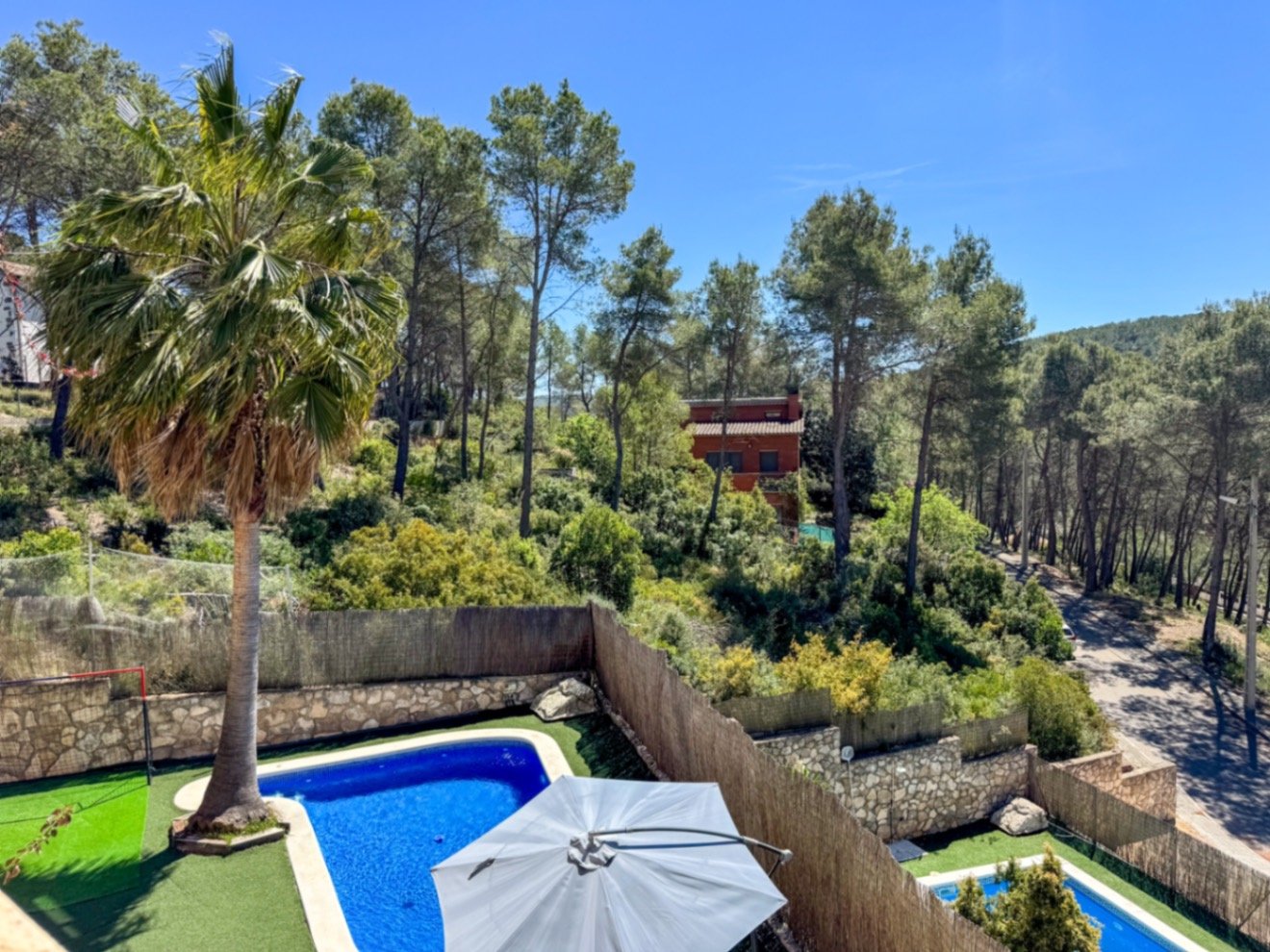 Dieses wunderschöne Haus in Olivella ist eine wahre Oase aus Licht, Raum und Komfort – der perfekte Ort, um den mediterranen Lebensstil inmitten der N