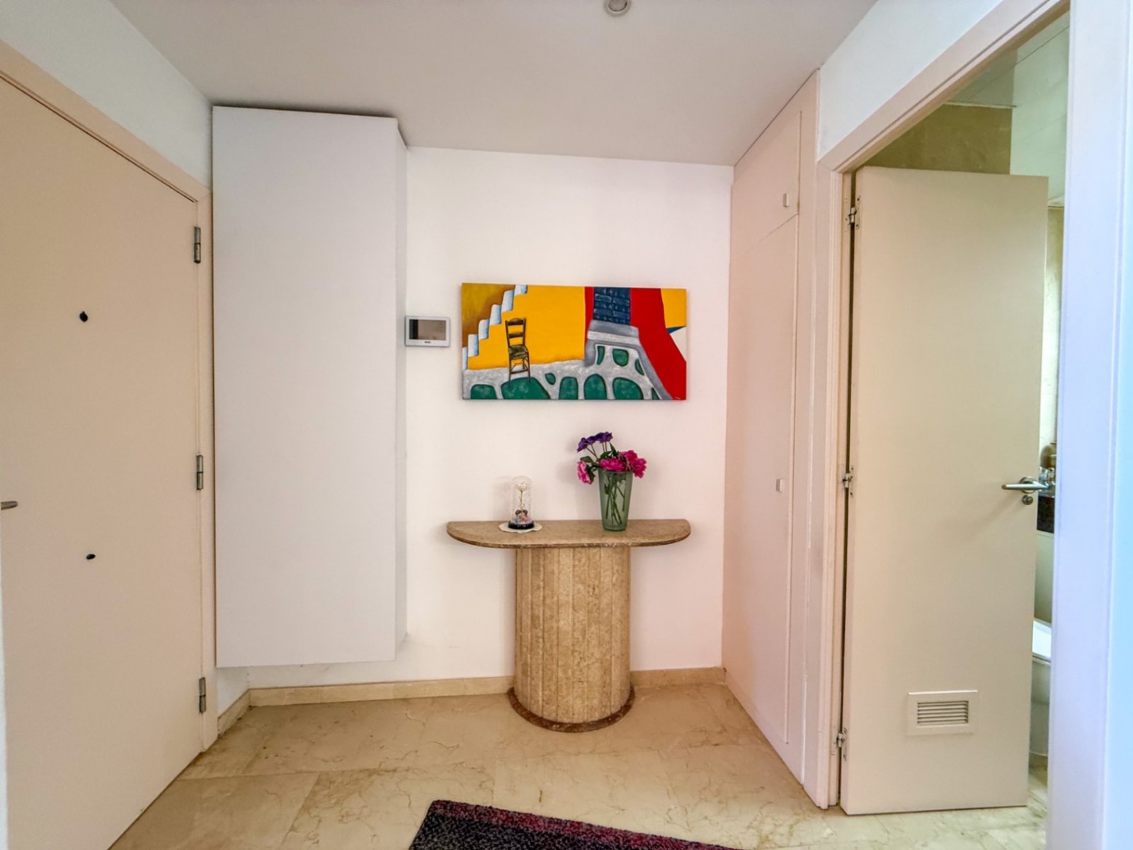 Diese terrassierte Haus befindet sich im Wohngebiet Vallpineda, in einer geschlossenen Wohnanlage mit 24-Stunden-Sicherheitsdienst und bietet eine Woh