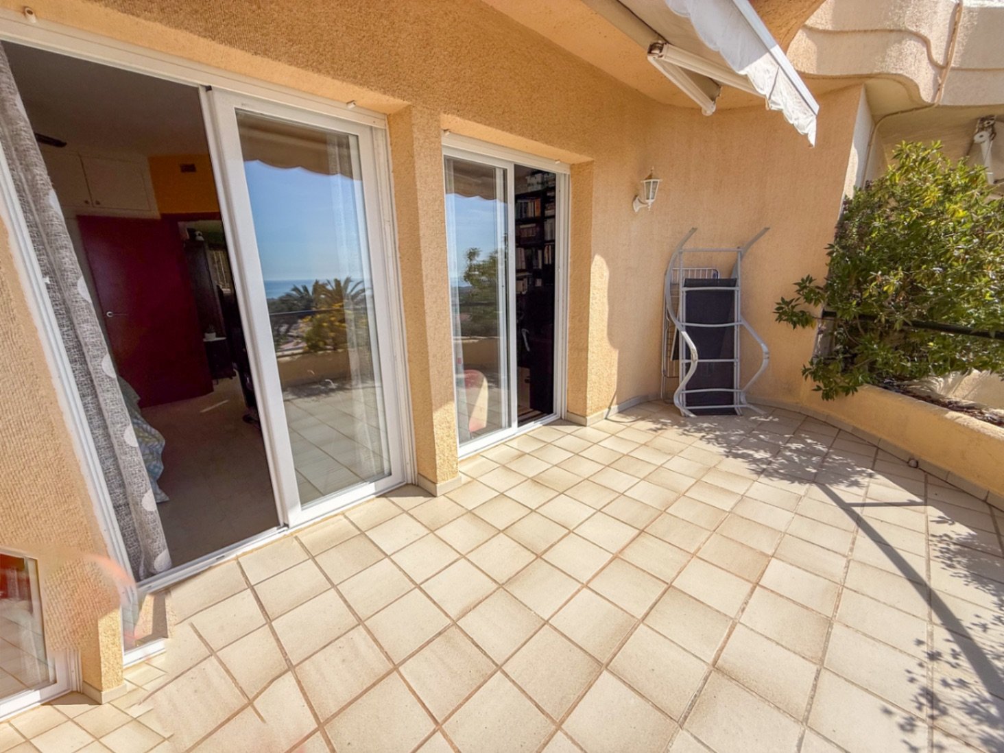 Diese terrassierte Haus befindet sich im Wohngebiet Vallpineda, in einer geschlossenen Wohnanlage mit 24-Stunden-Sicherheitsdienst und bietet eine Woh