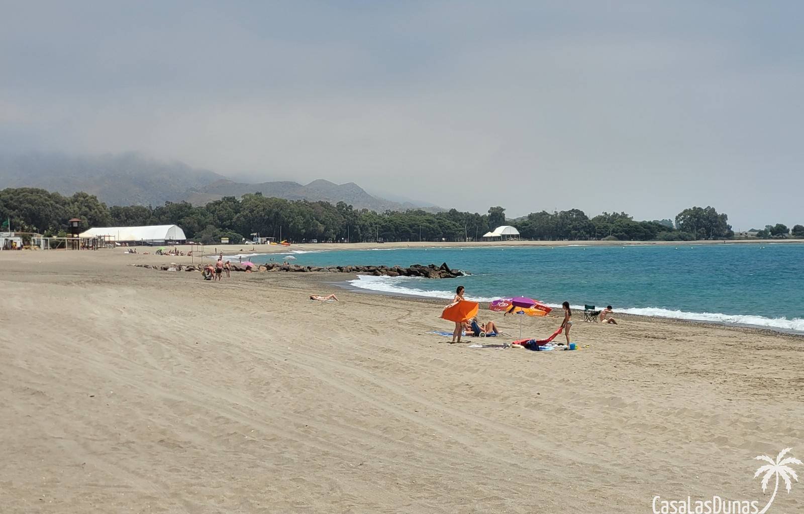  In dieser wunderschönen Villa am Strand atmen Sie Meer, Wärme, aber vor allem Fantasie und Ruhe. Es ist nur 200 Meter (!) von einem wunderschönen Str