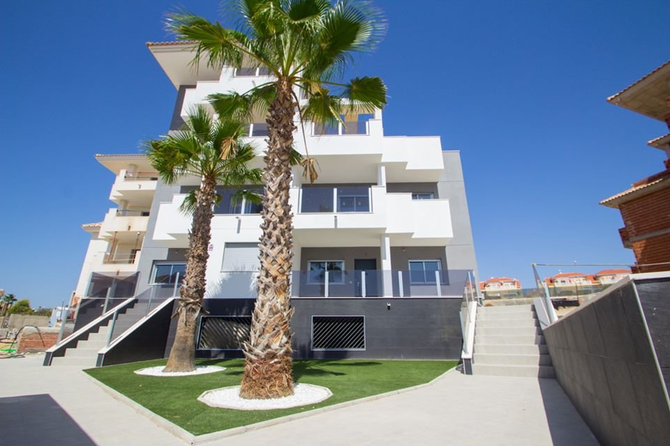 Im prestigeträchtigen Res. Las Filipinas gelegen, bietet dieser Wohnkomplex eine exklusive Auswahl von 11 Immobilien, darunter Apartments, Erdgeschos