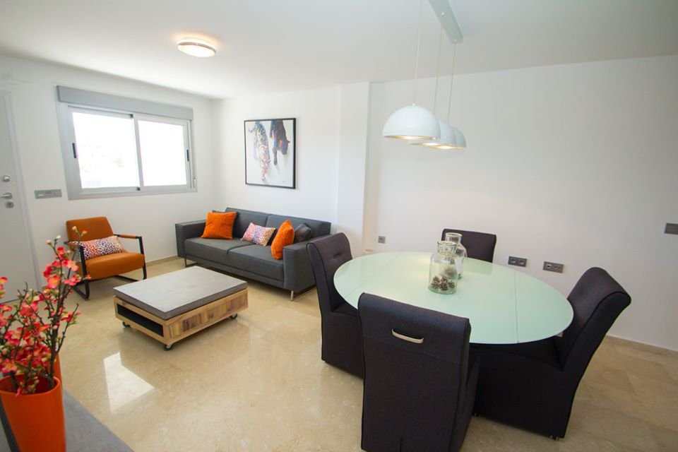 Im prestigeträchtigen Res. Las Filipinas gelegen, bietet dieser Wohnkomplex eine exklusive Auswahl von 11 Immobilien, darunter Apartments, Erdgeschos