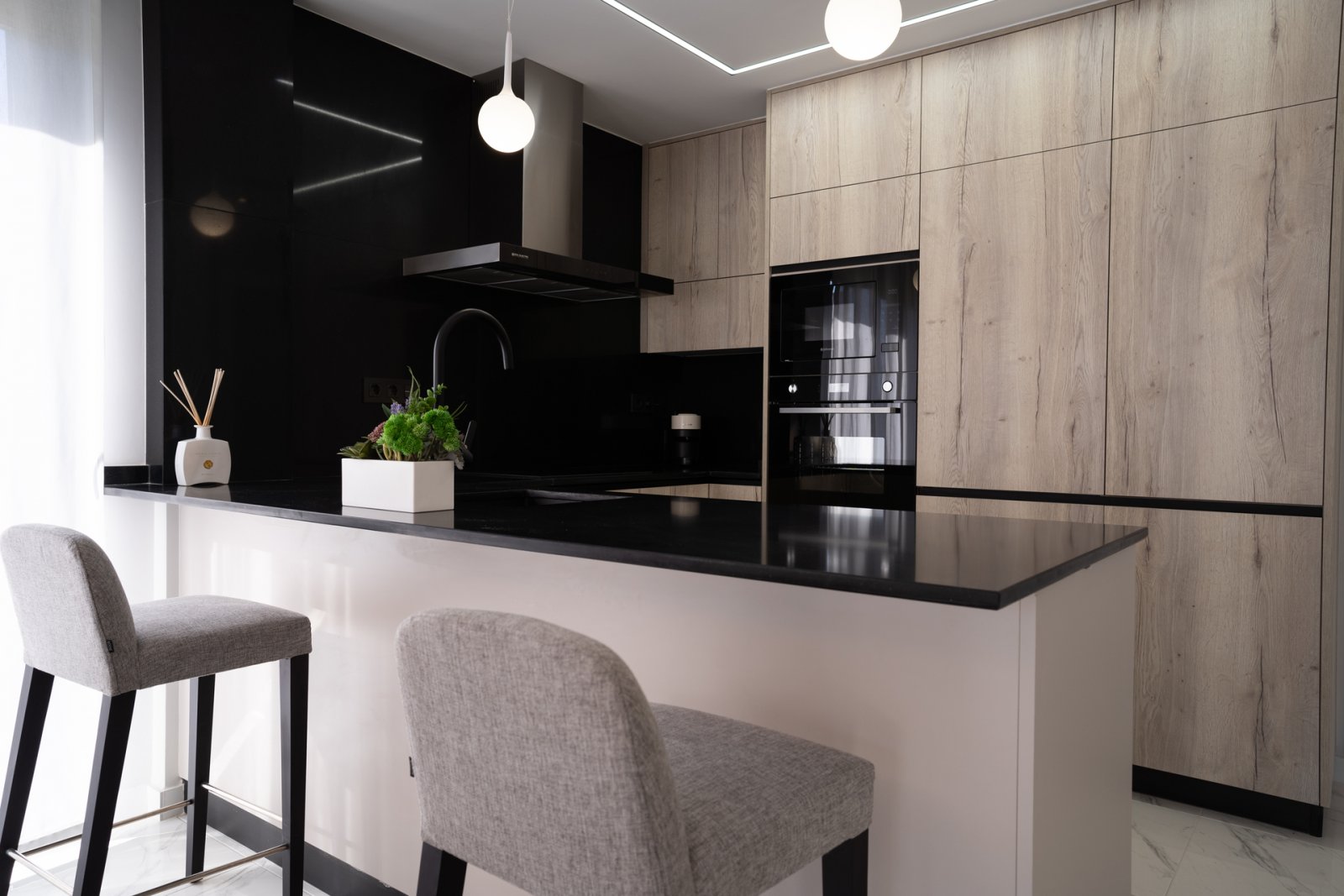  In der charmanten Gemeinde Pilar de la Horadada gelegen, bietet dieser Wohnkomplex eine Auswahl von 22 High-Bungalow und Low-Bungalow Wohnungen. Dies
