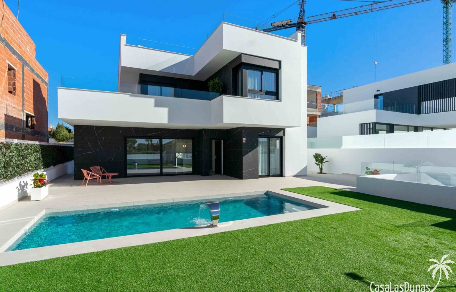 Rojales:  Villas modernes de luxe avec grand terrain et piscine privée, situées à Rojales, (Alicante). Au total, ce projet comprendra 9 villas individuelles mo 