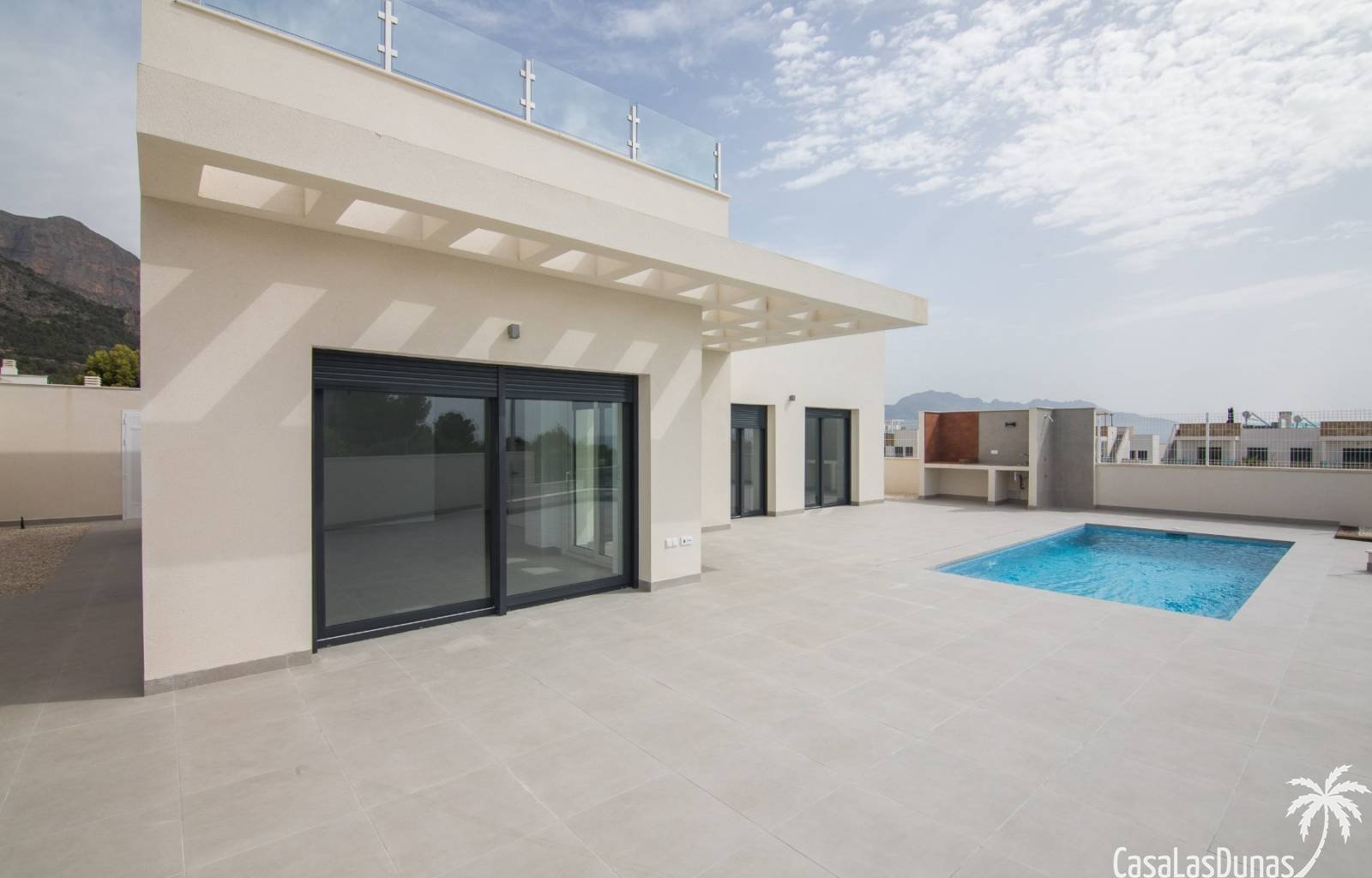  Schöne moderne Villa in Polop an der Costa Blanca Nord mit 3 Schlafzimmern und 2 Badezimmern, 1 davon en suite. Diese einstöckige Villa verfügt über 