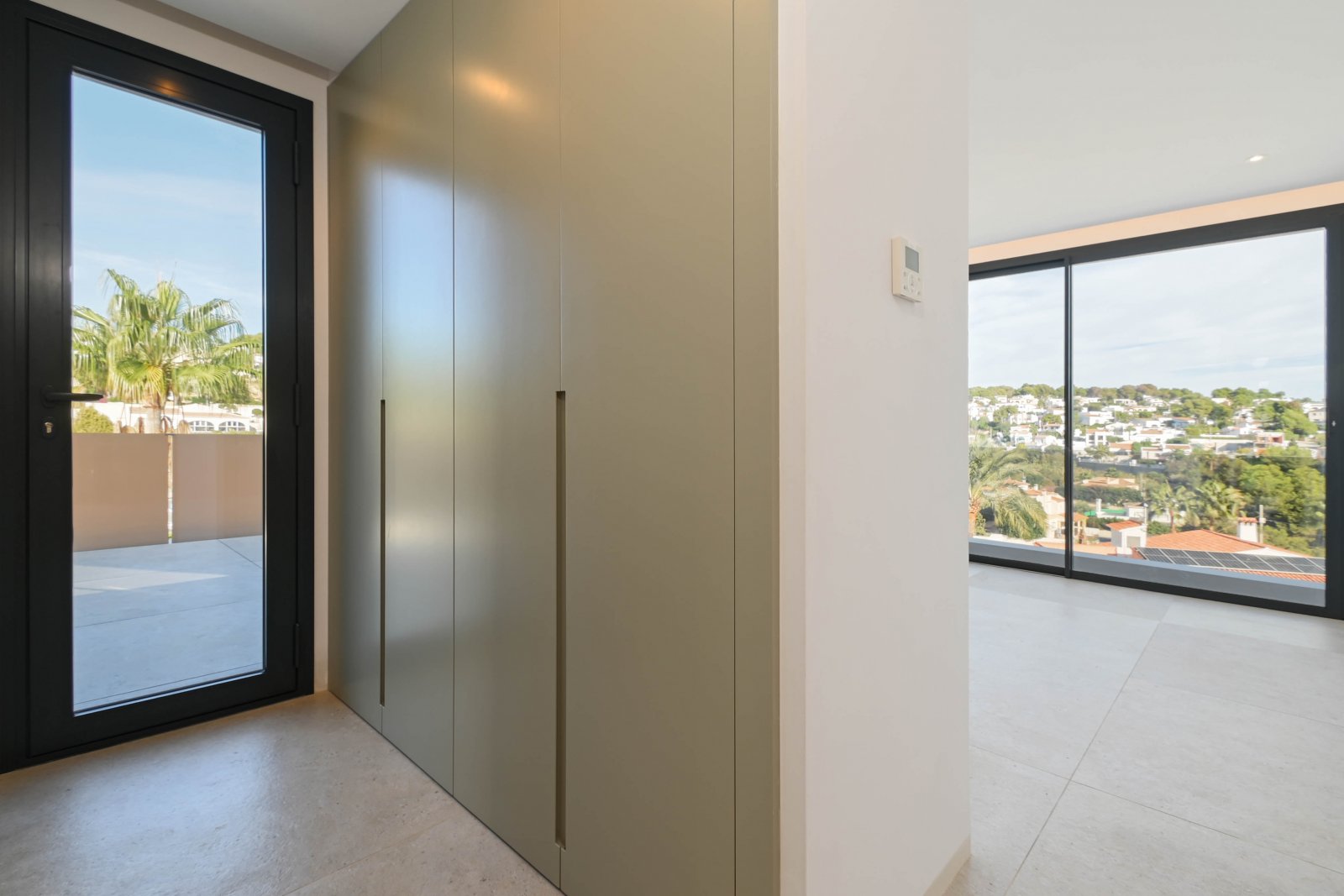  Diese exklusive Villa befindet sich in der charmanten Stadt Benisa und bietet eine privilegierte Umgebung mit Meerblick. Die Immobilie liegt nur 400 