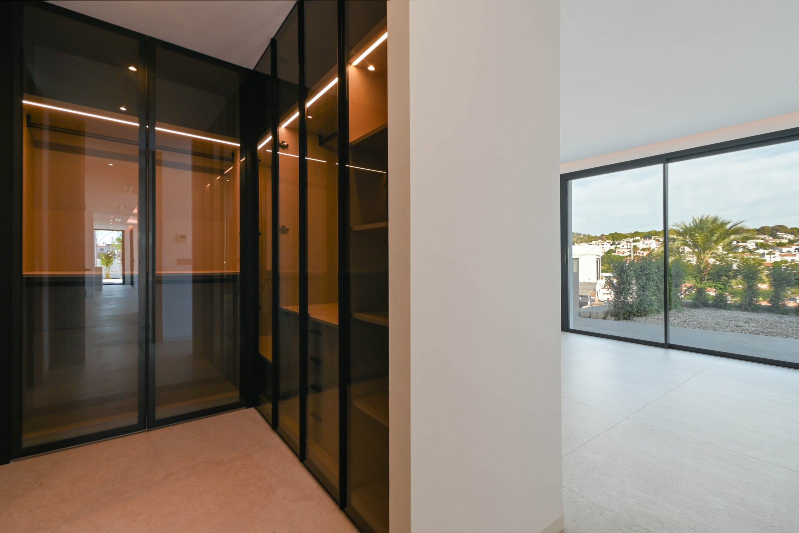  Diese exklusive Villa befindet sich in der charmanten Stadt Benisa und bietet eine privilegierte Umgebung mit Meerblick. Die Immobilie liegt nur 400 