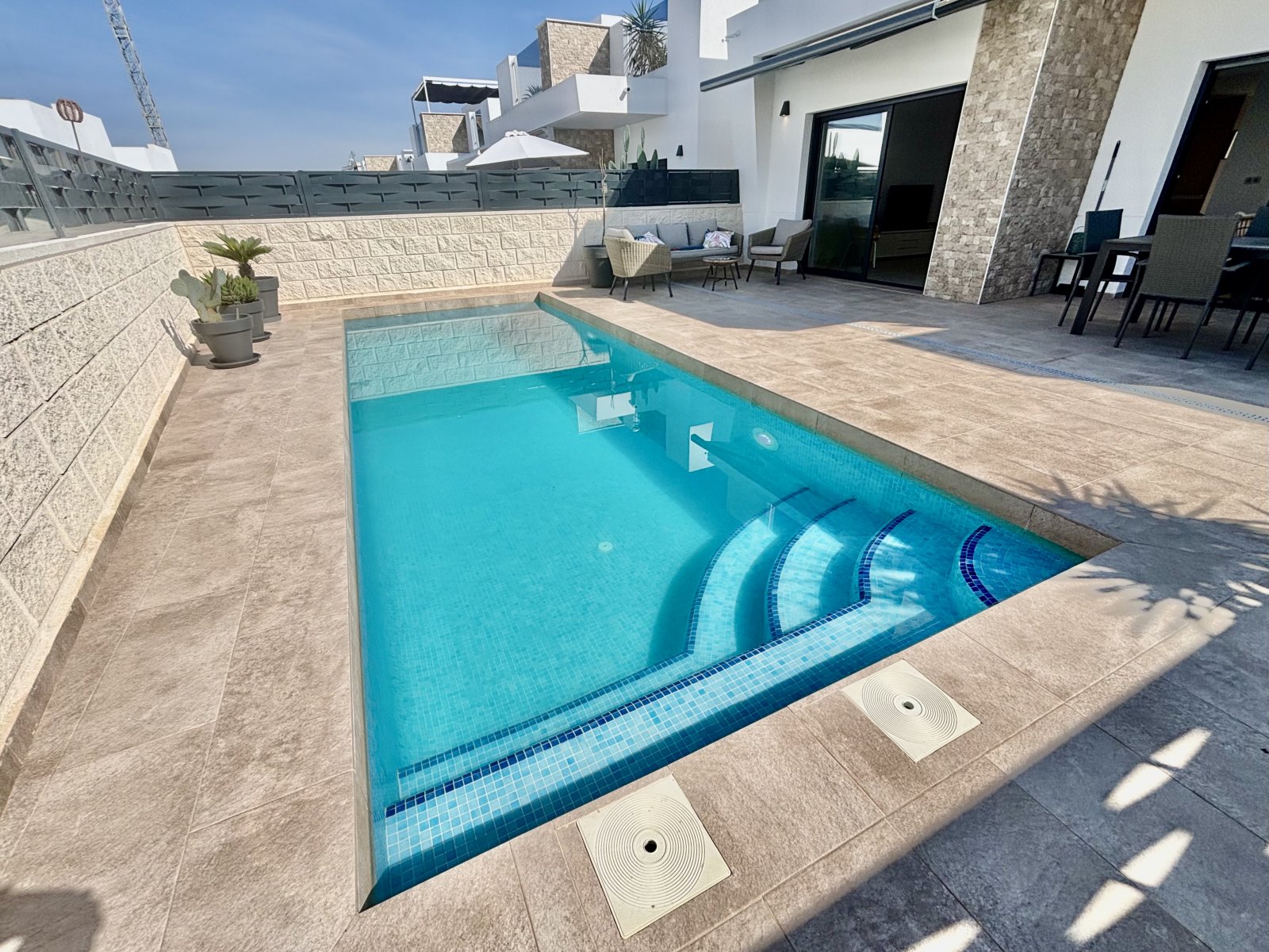  In der charmanten Stadt Benijófar gelegen, bietet dieses exklusive freistehende Chalet eine perfekte Kombination aus Komfort und Stil. Mit einem mode