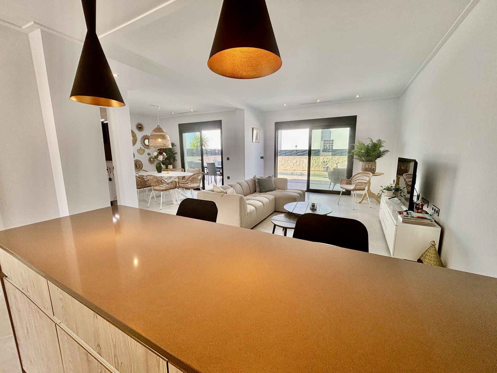 In der charmanten Stadt Benijófar gelegen, bietet dieses exklusive freistehende Chalet eine perfekte Kombination aus Komfort und Stil. Mit einem mode