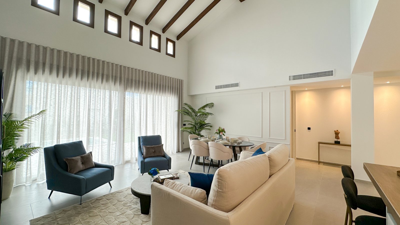 In der prestigeträchtigen Umgebung von La Finca Golf gelegen, bietet diese Wohnanlage eine Auswahl von 14 Immobilien, darunter freistehende Villen, B