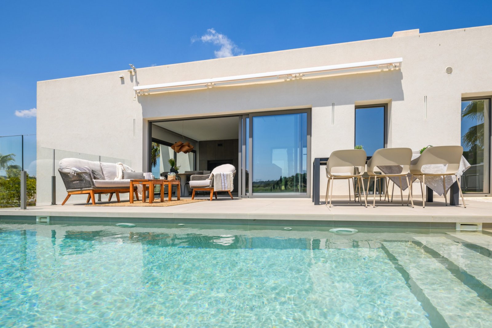  In der exklusiven Gegend von Dehesa de Campoamor gelegen, bietet diese Sammlung von 16 Immobilien eine privilegierte Umgebung für diejenigen, die ein