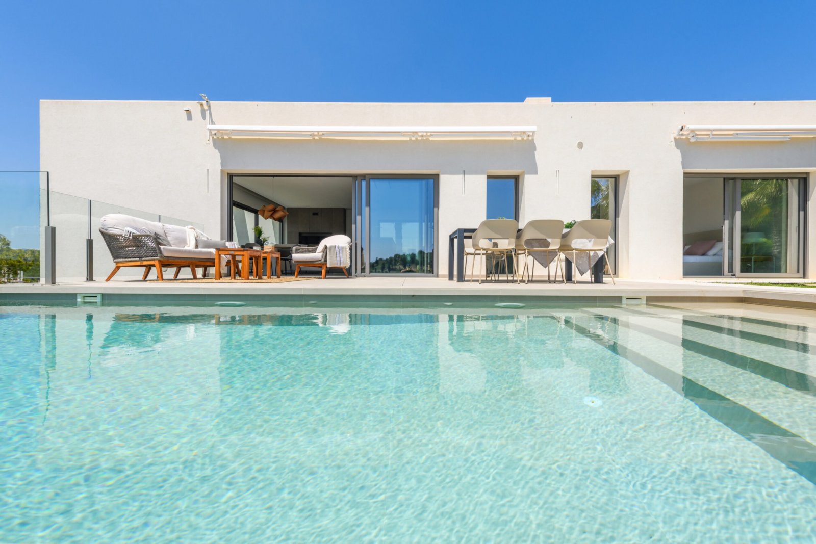  In der exklusiven Gegend von Dehesa de Campoamor gelegen, bietet diese Sammlung von 16 Immobilien eine privilegierte Umgebung für diejenigen, die ein