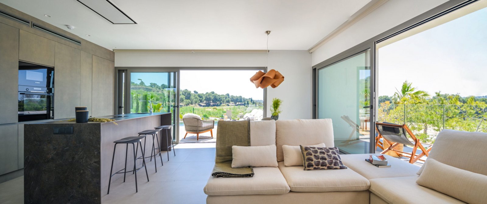  In der exklusiven Gegend von Dehesa de Campoamor gelegen, bietet diese Sammlung von 16 Immobilien eine privilegierte Umgebung für diejenigen, die ein
