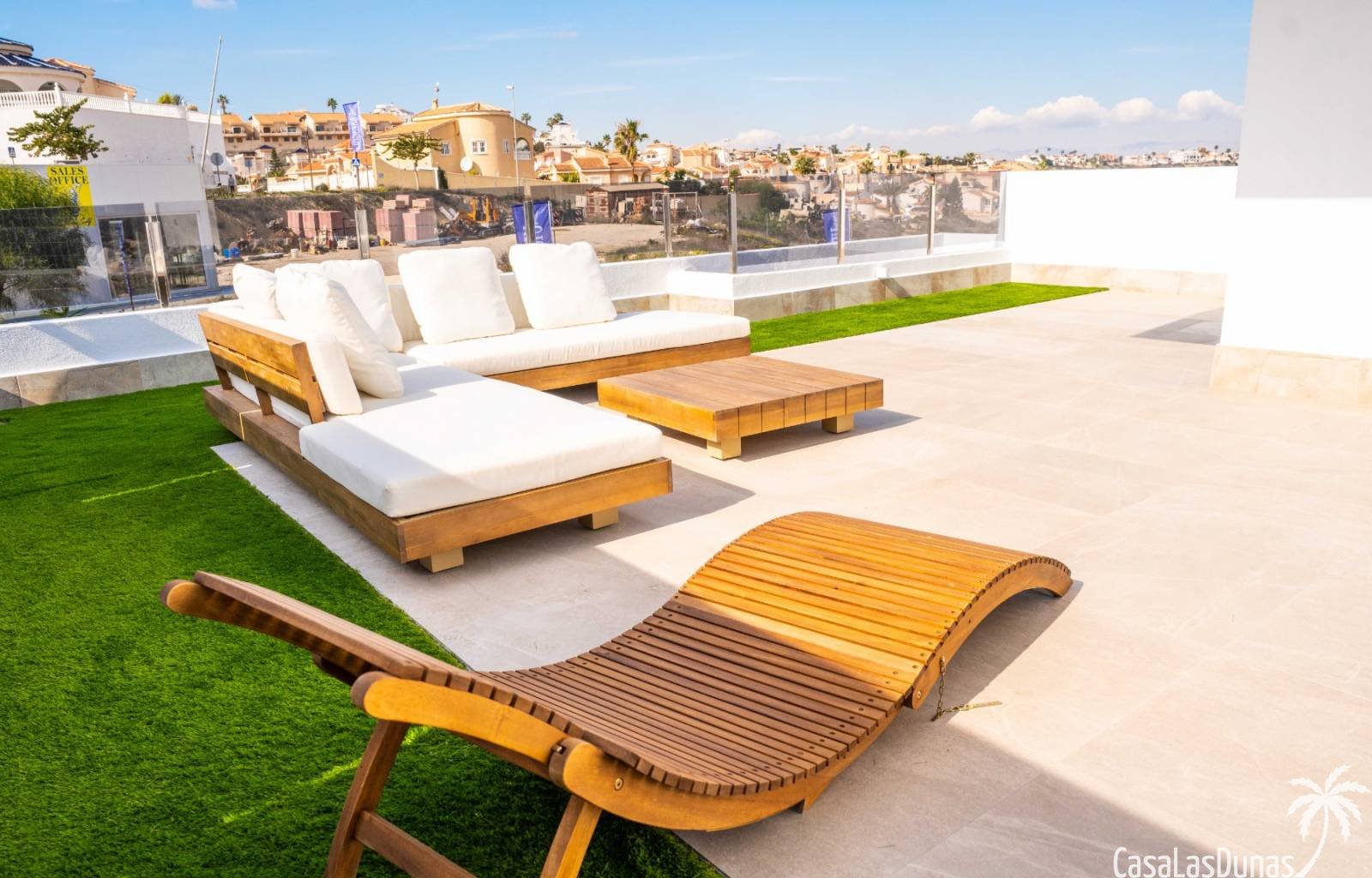  Diese Villa ist schlüsselfertig und sofort bezugsfertig! Sie befindet sich am Golfplatz La Marquesa in Quesada. Sie besteht aus drei Ebenen: einem Un