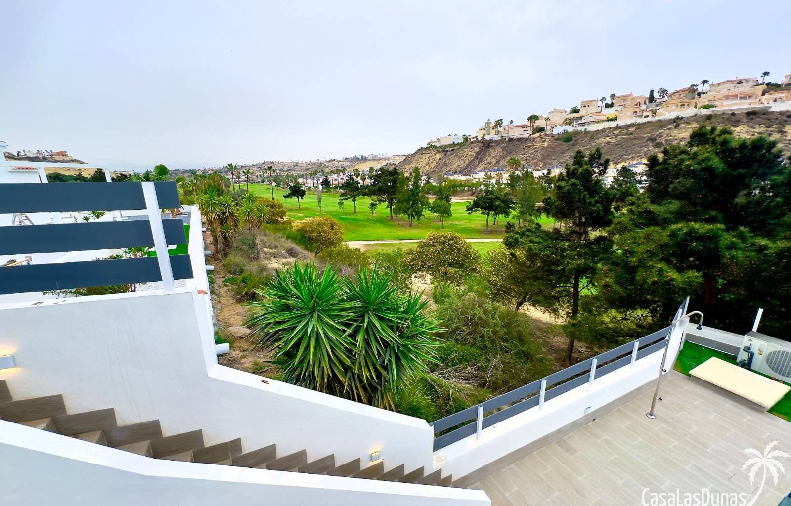  Villa direkt am Golfplatz La Marquesa. Alle Etagen sind mit einem Aufzug erreichbar! Sie verfügt über vier Schlafzimmer und vier Badezimmer, ein groß
