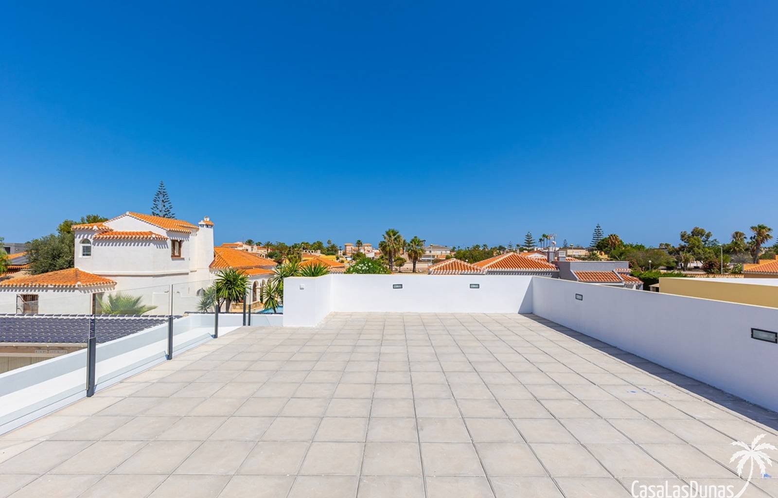  Betreten Sie eine Welt voller Komfort und Eleganz mit diesen neuen Villen in Los Balcones, Torrevieja. In einer ruhigen und exklusiven Gegend gelegen